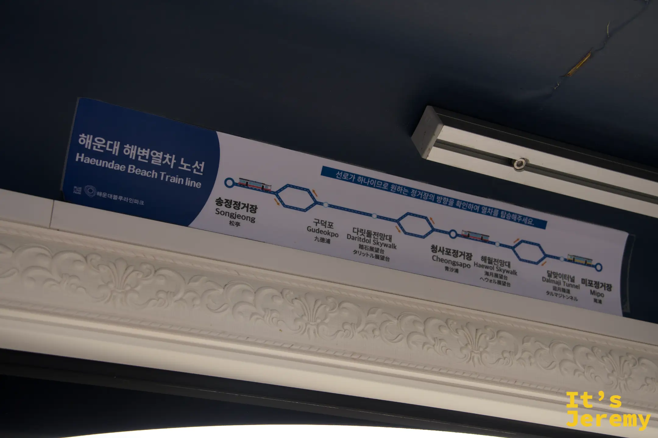車廂內的路線圖，清楚標示七個站點，日韓中文三語對照