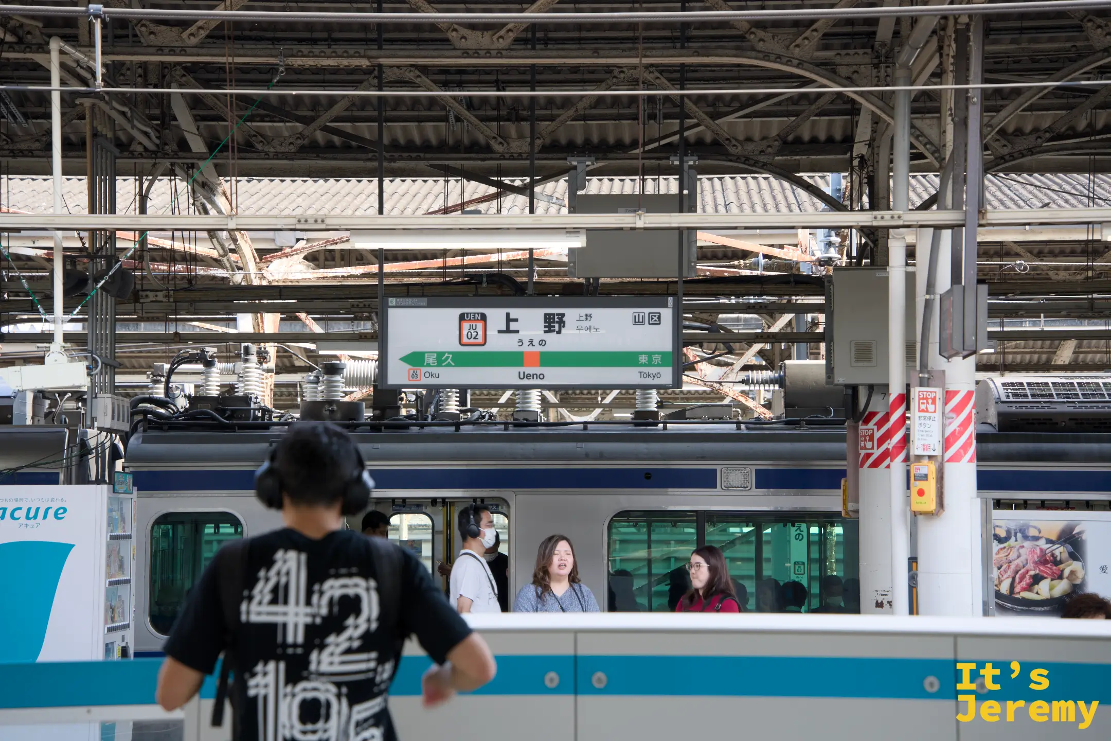 上野駅月台,「上野」綠色站名標示清晰,山手線電車靜靜停在一旁