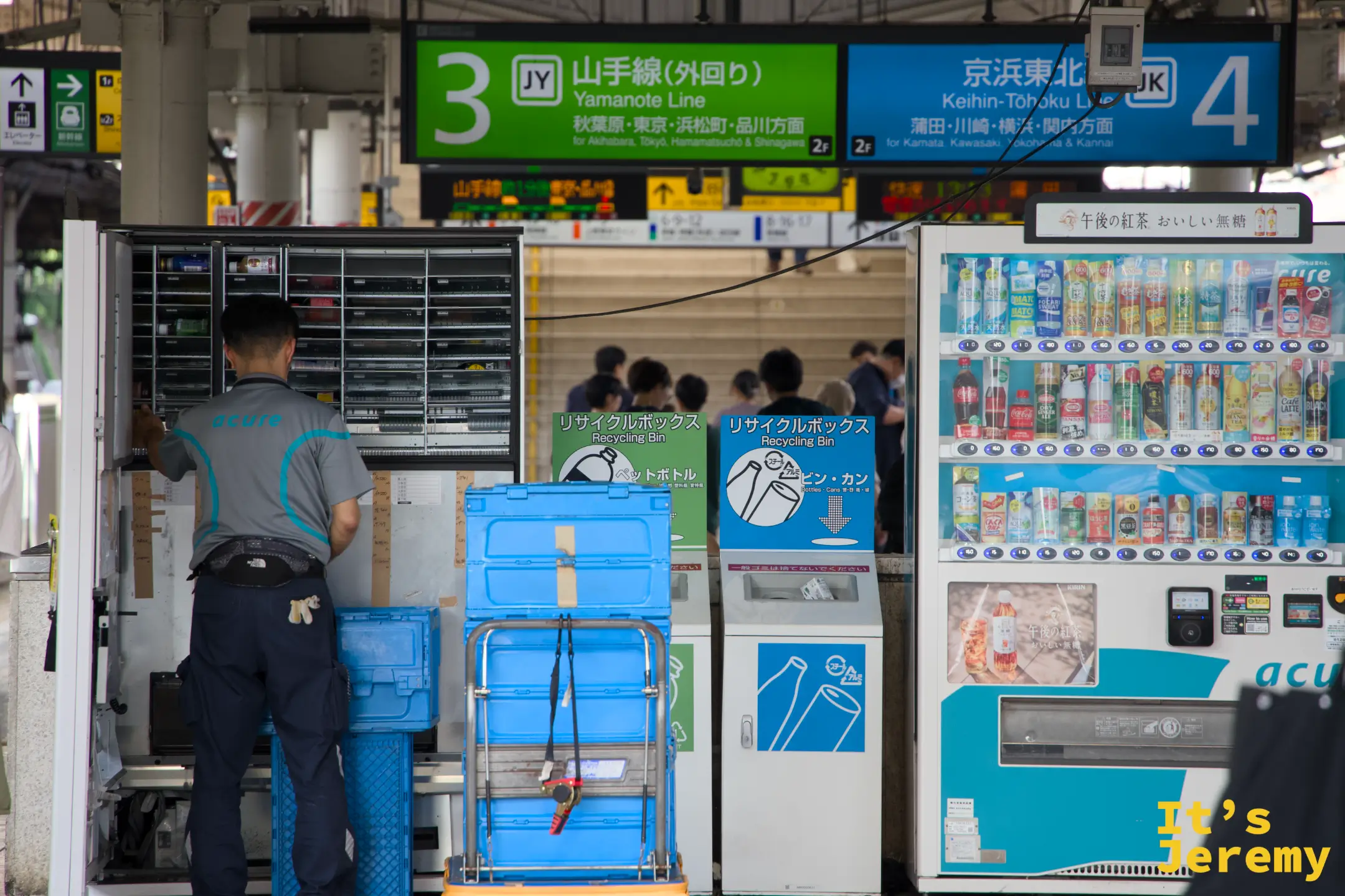 上野駅月台的 3 番與 4 番線標示,山手線(外回り)與京浜東北線分佔兩側,工作人員正在整理台車