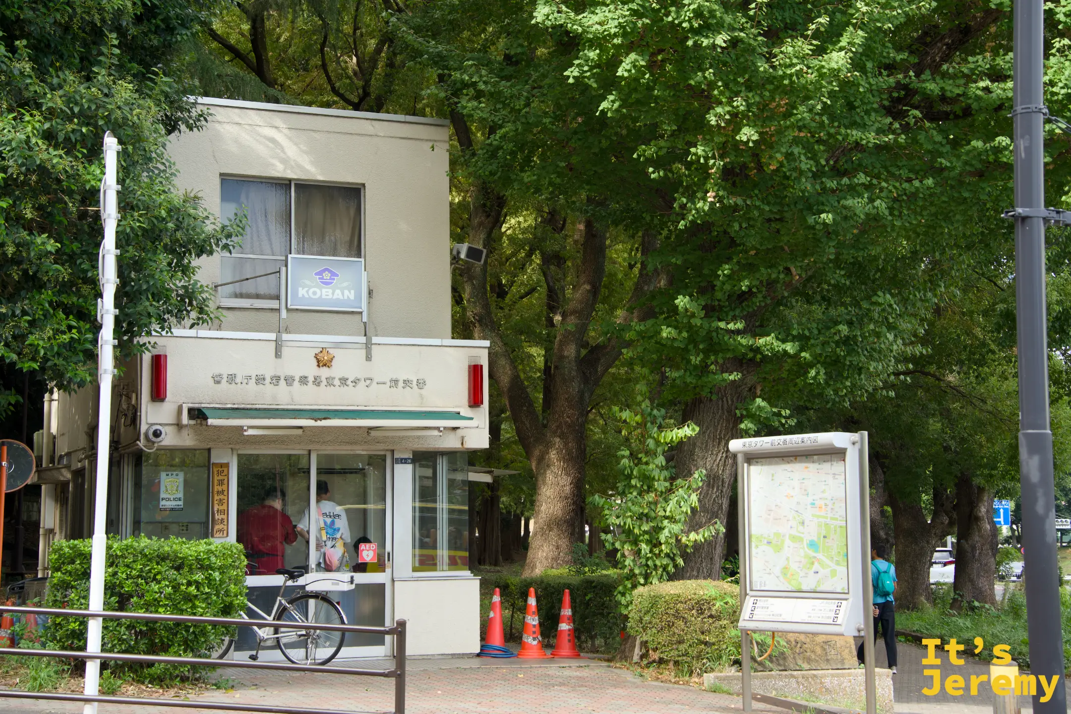 芝公園內一棟小型管理建築,四周被高大銀杏樹完整包圍,靜謐而低調