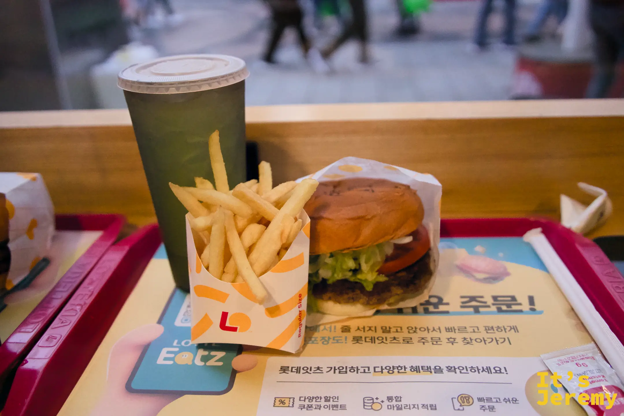 濃特利套餐：漢堡、薯條、飲料一字排開，托盤上還有 Lotteria App 廣告