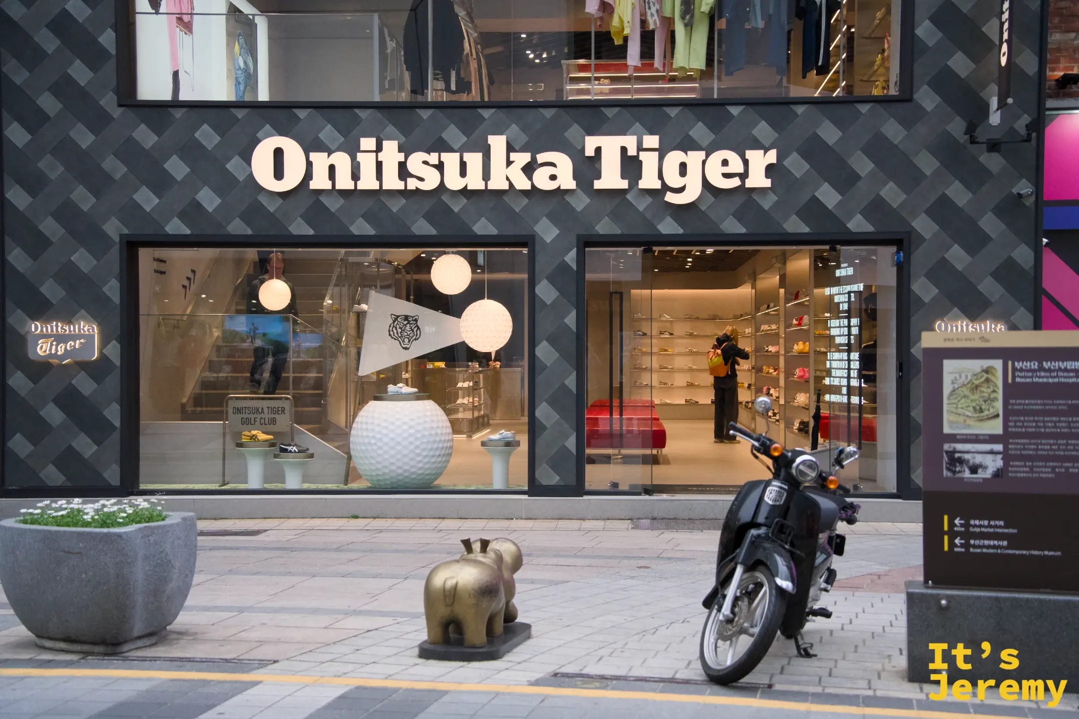 Onitsuka Tiger 在光復路上的門市，入口低調但內部空間很好逛