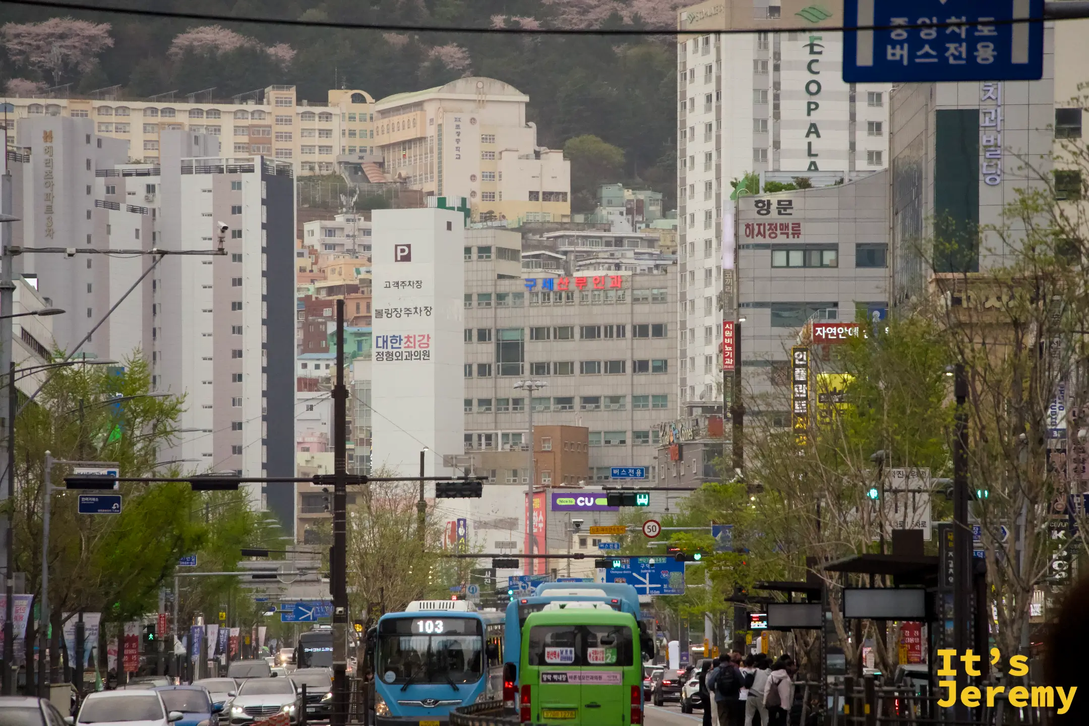 釜山市區的街道風景，山坡上的房屋順著地形疊上去