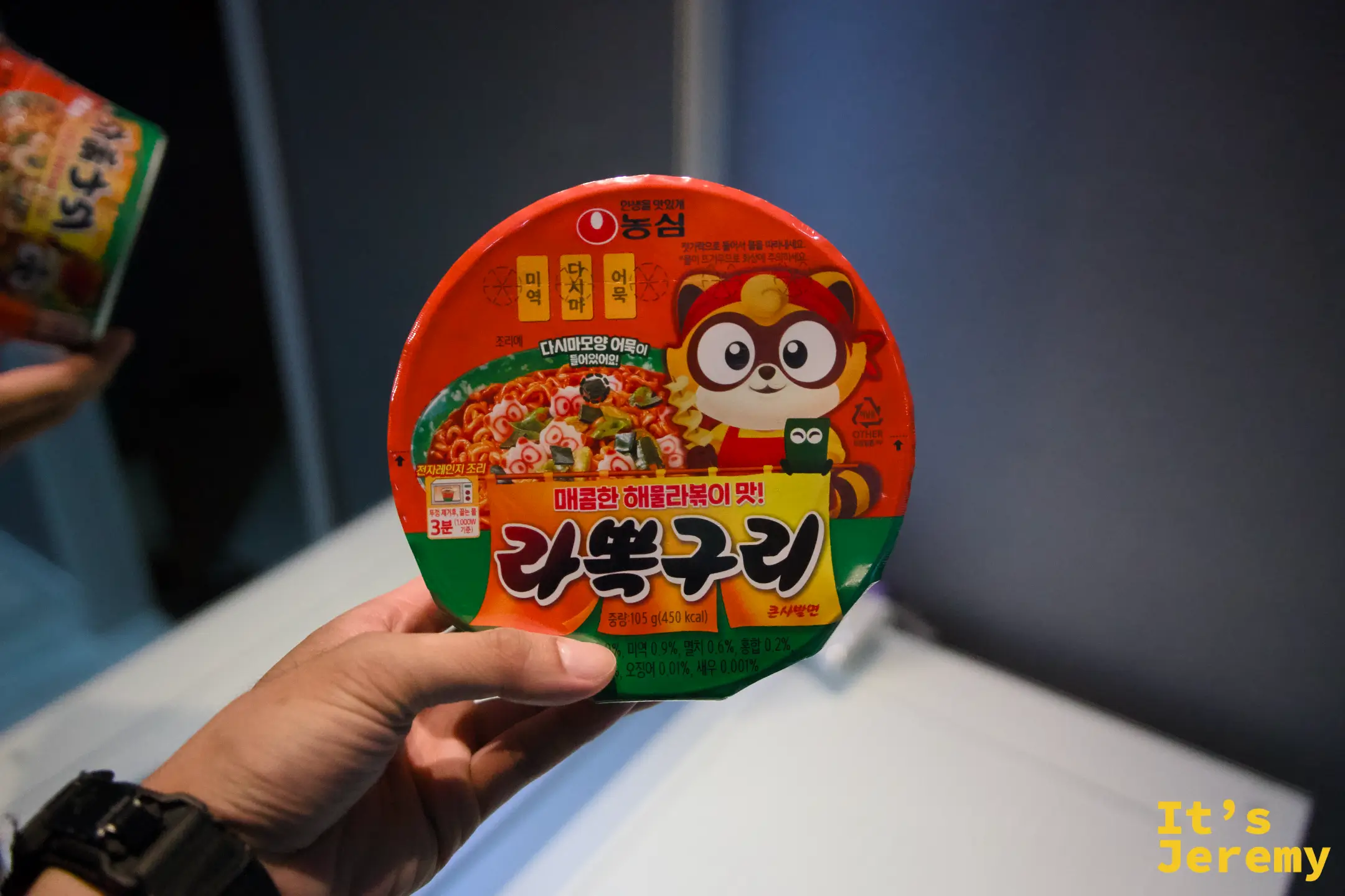 라뚝구리杯麵正面，農心出品的浣熊系列，主打海物辣炒口味
