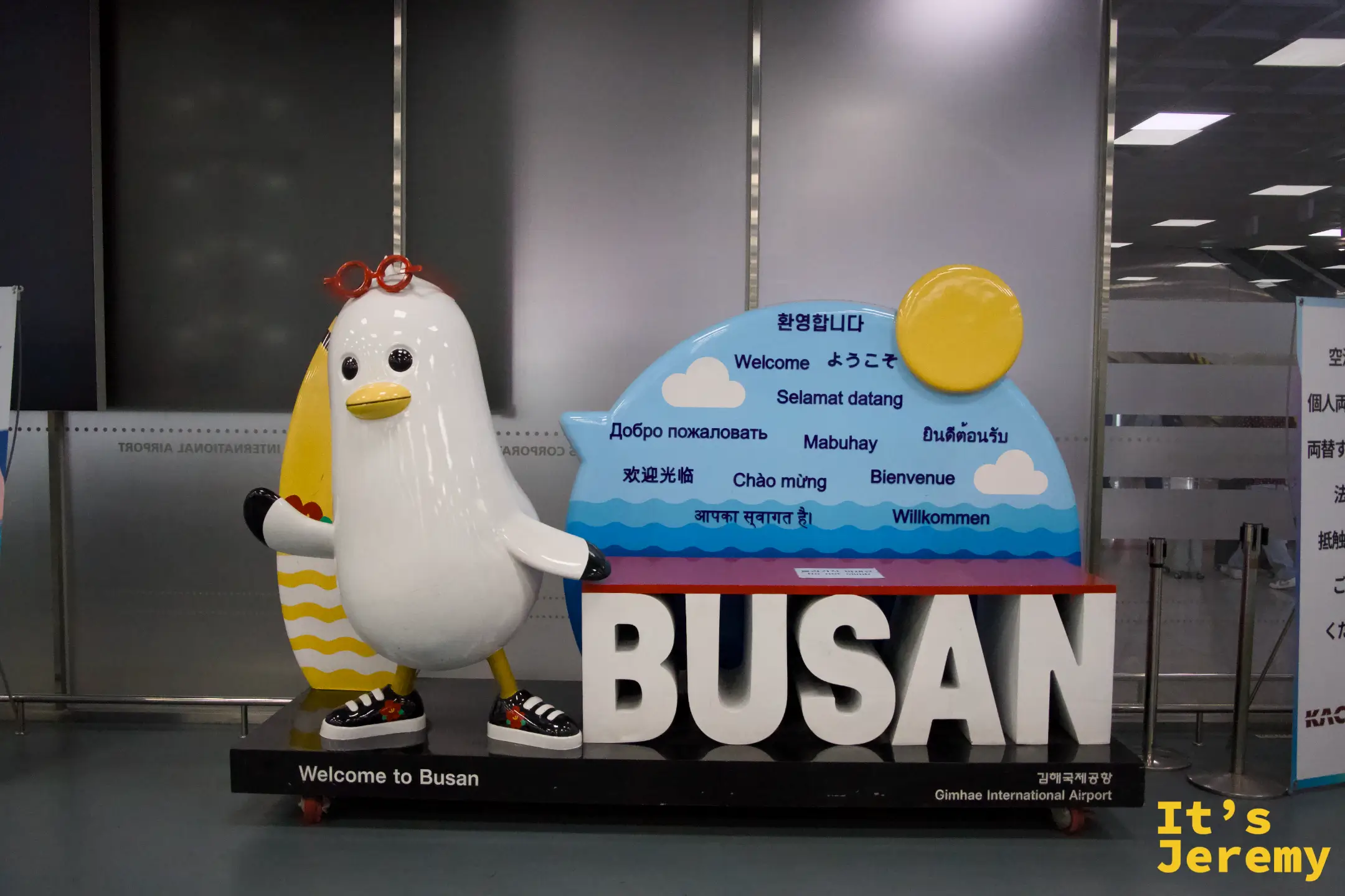 金海機場入境大廳,「Welcome to Busan」裝置搭配穿著球鞋的釜山官方吉祥物守在出關口——出關後的第一個合影機會就在這