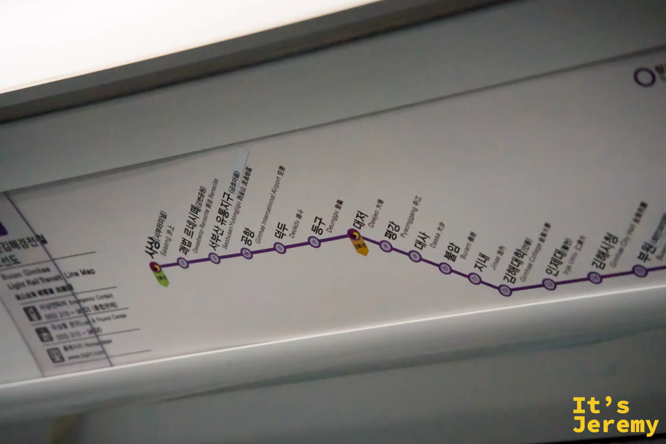 搭上釜山金海輕軌(Busan-Gimhae LRT),車廂內的路線圖清楚標示各站名稱,從機場一路轉乘到市區的方向一目瞭然