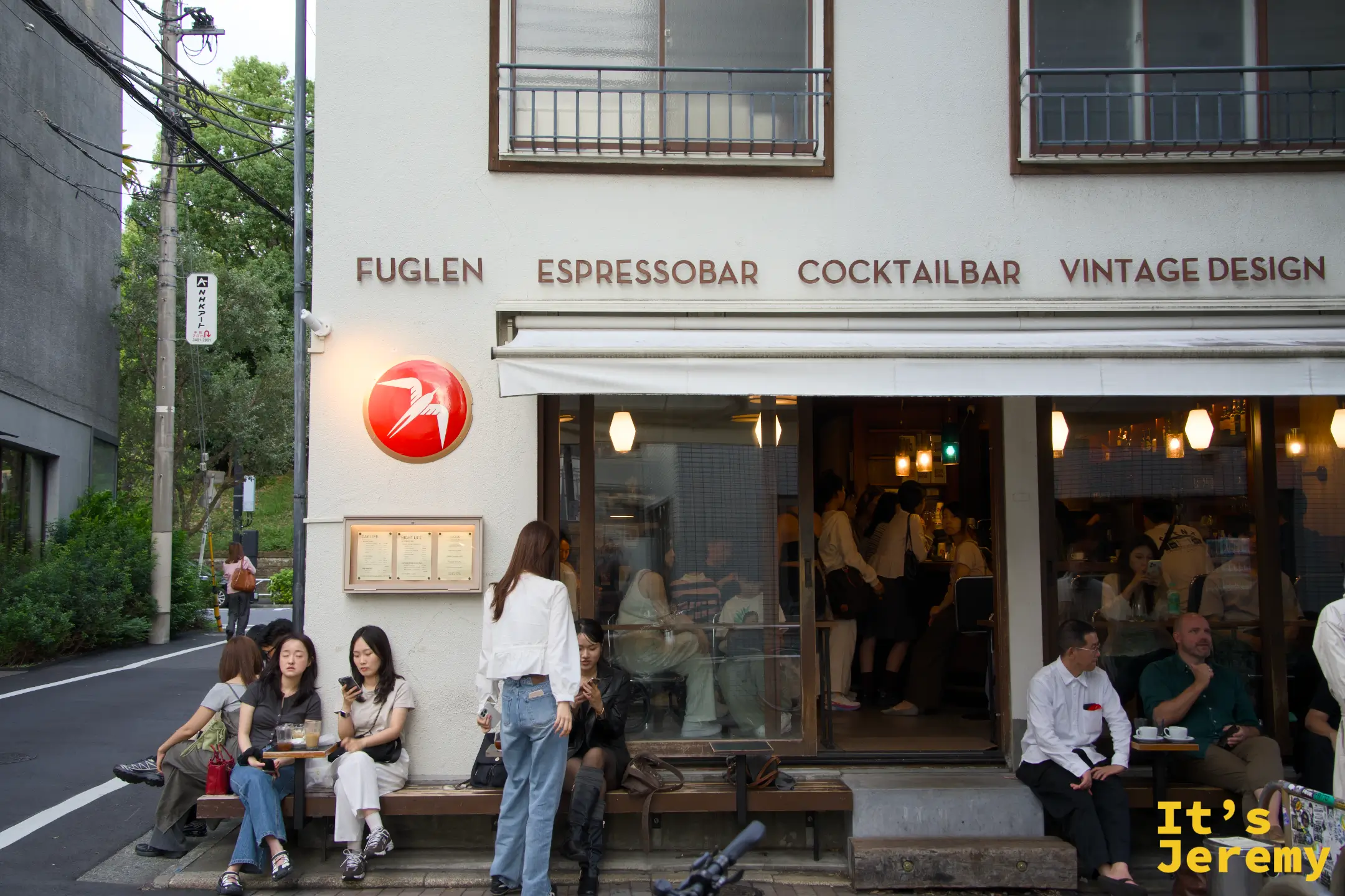 Fuglen Tokyo 外觀,招牌刻著 ESPRESSOBAR COCKTAILBAR VINTAGE DESIGN,傍晚人群聚集在白色建築前