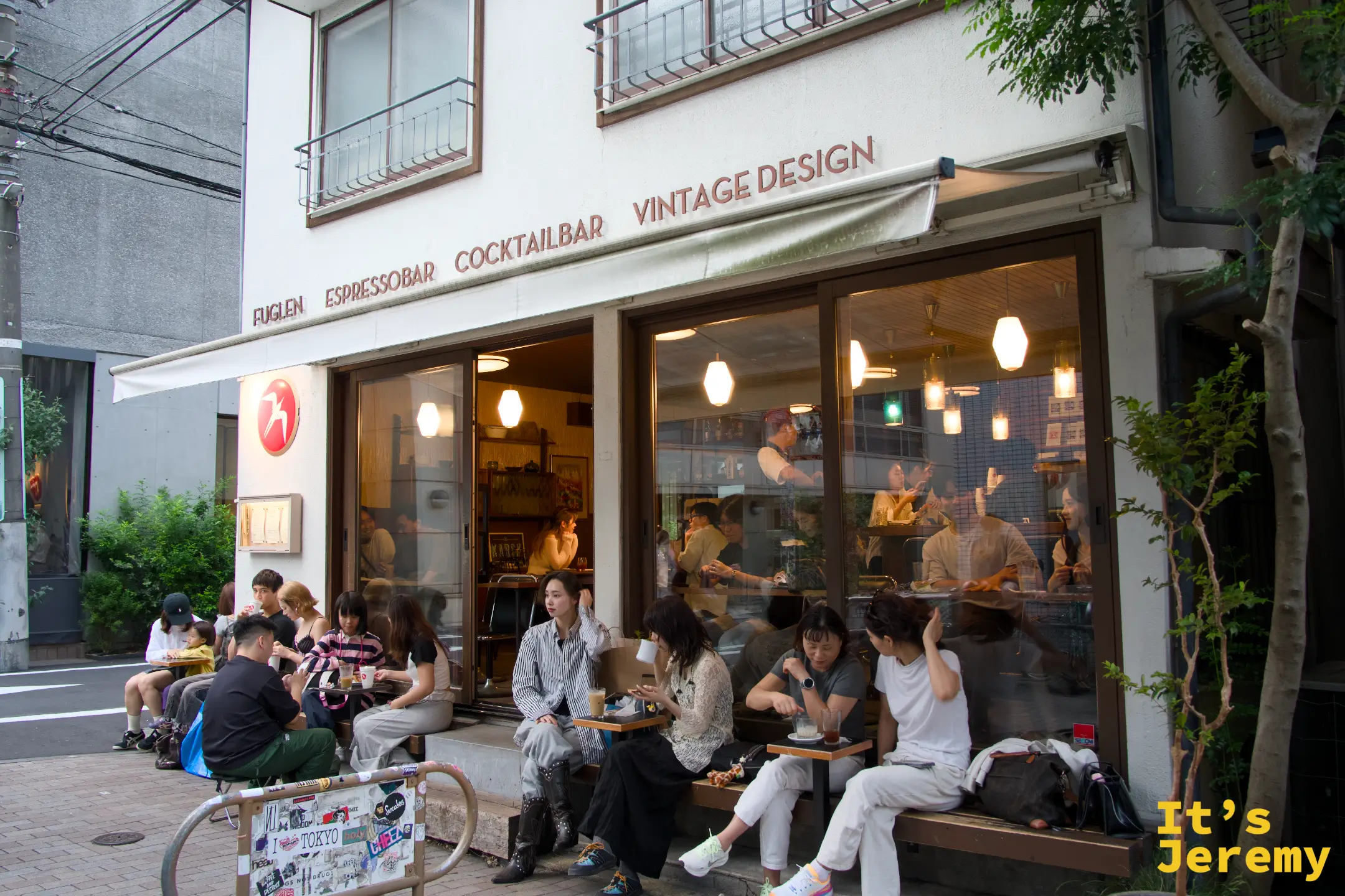 Fuglen 外觀遠景,白色建築低調坐落在代々木的街角,綠樹為背景