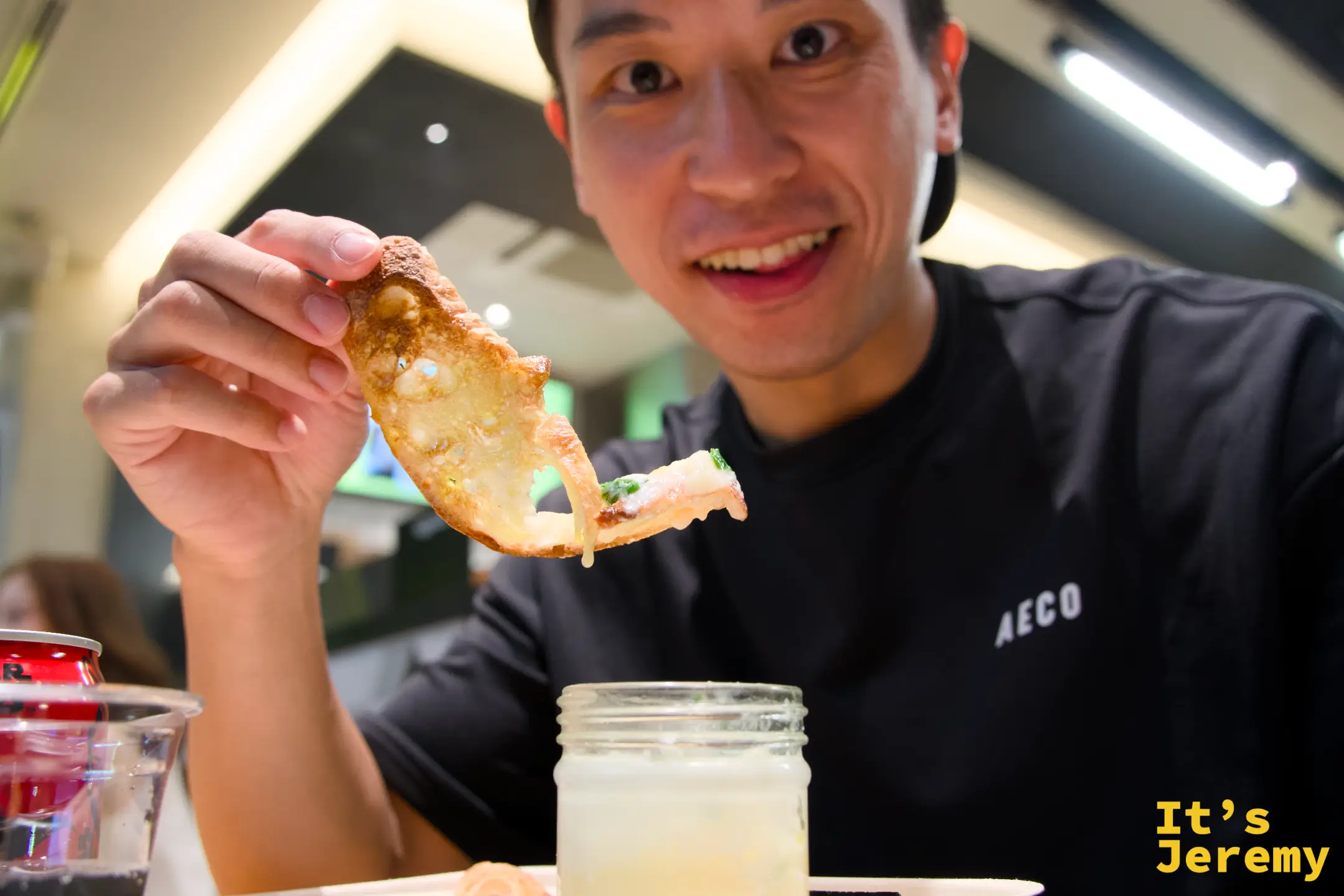 Jeremy 舉著一片沾了蛋黃的吐司,SLUT 玻璃罐在前方桌上