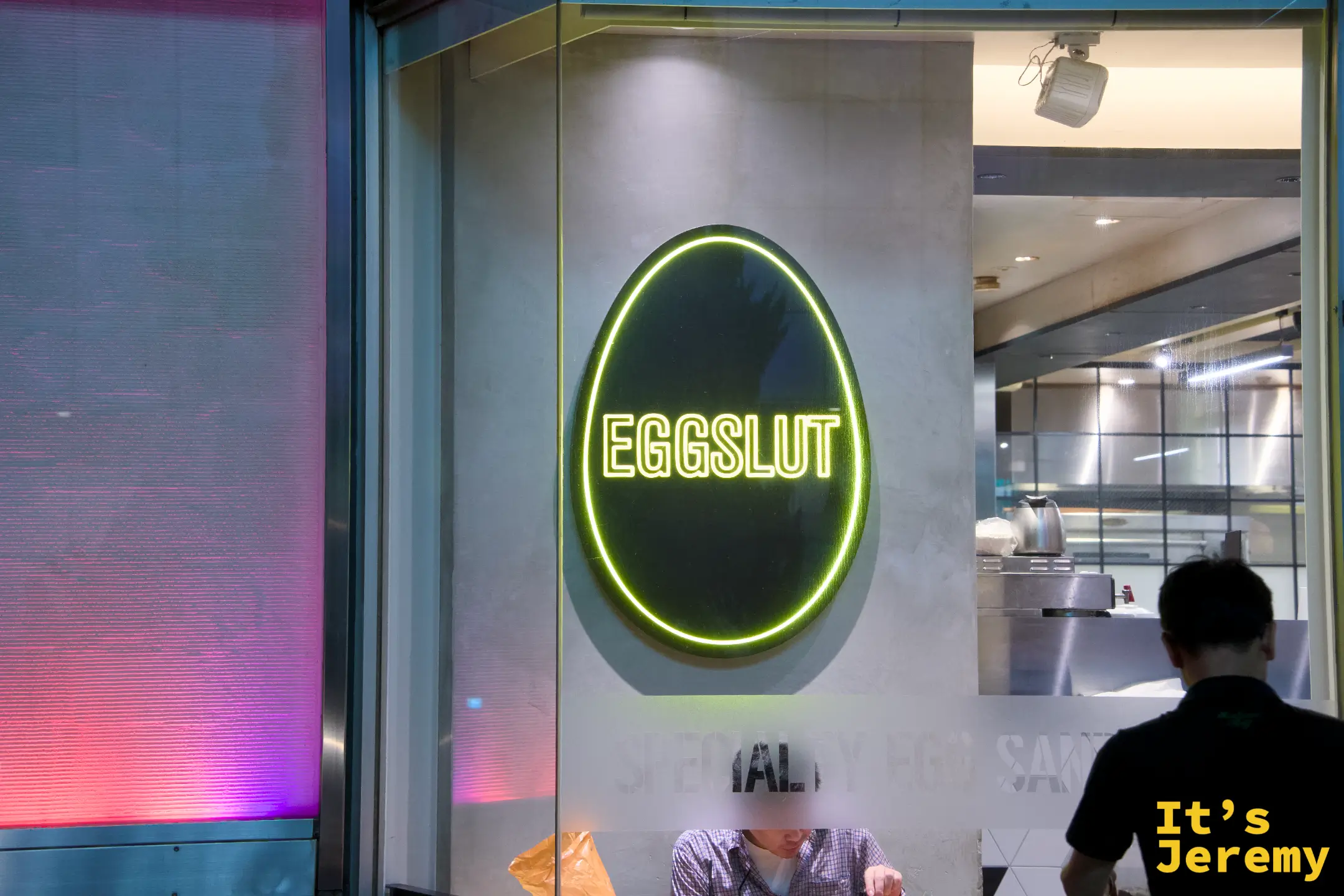 eggslut 新宿サザンテラス店的蛋形霓虹招牌
