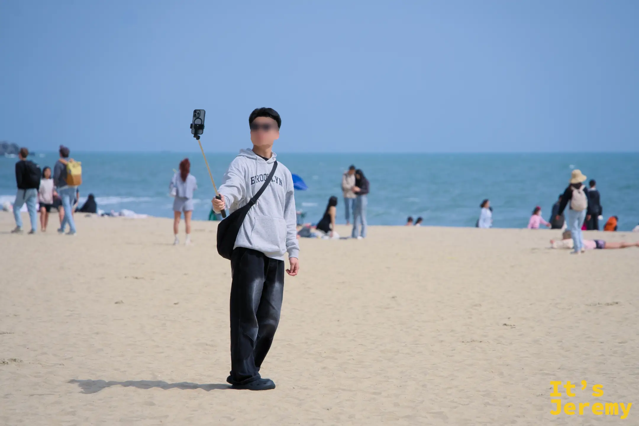 人人都想把海雲台的這片風景帶回家，自拍桿是沙灘標配