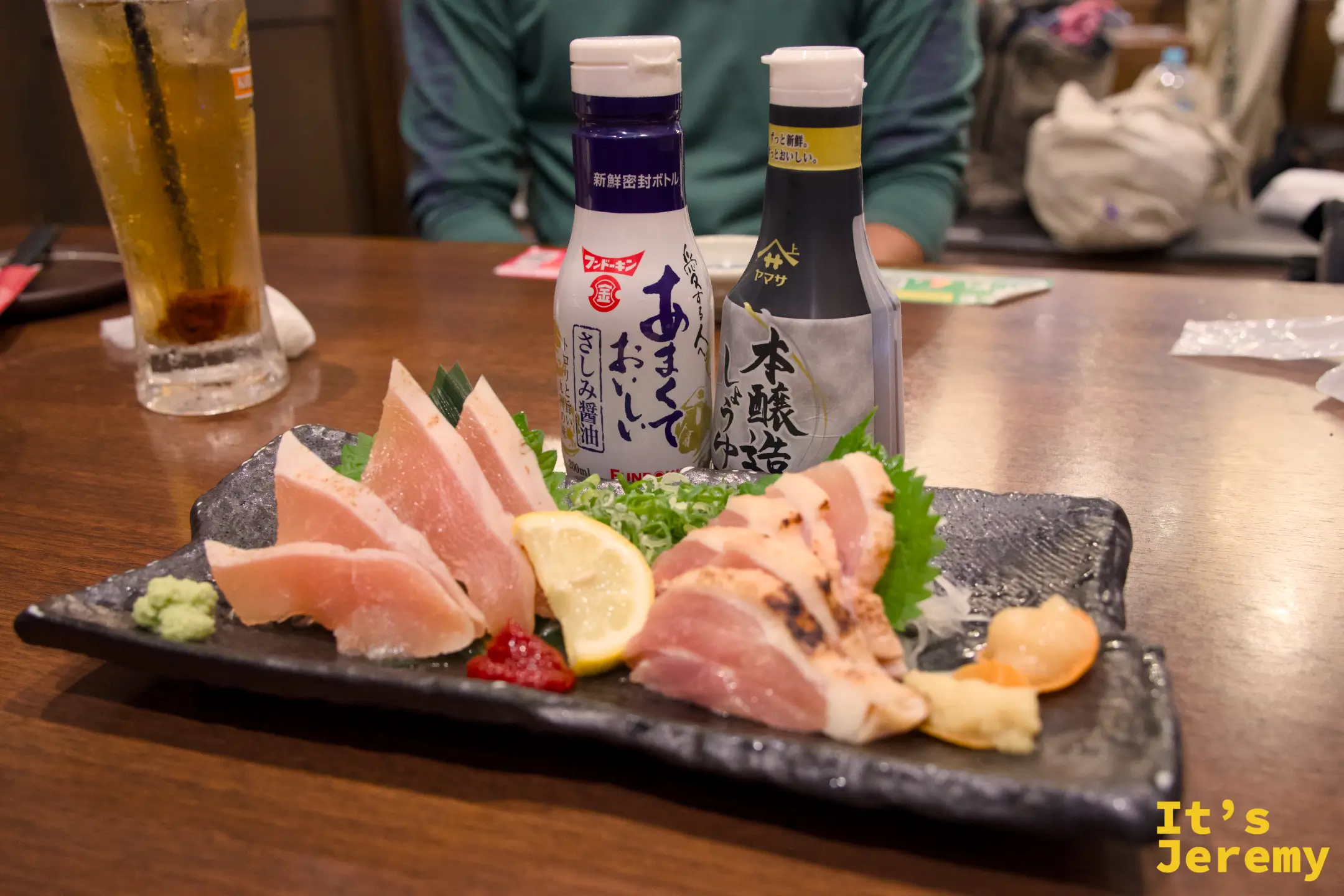 薩摩山内地どり たたき風二種盛り合せ:雞胸與雞腿分別切片盛盤,附甘口與本釀造醬油各一