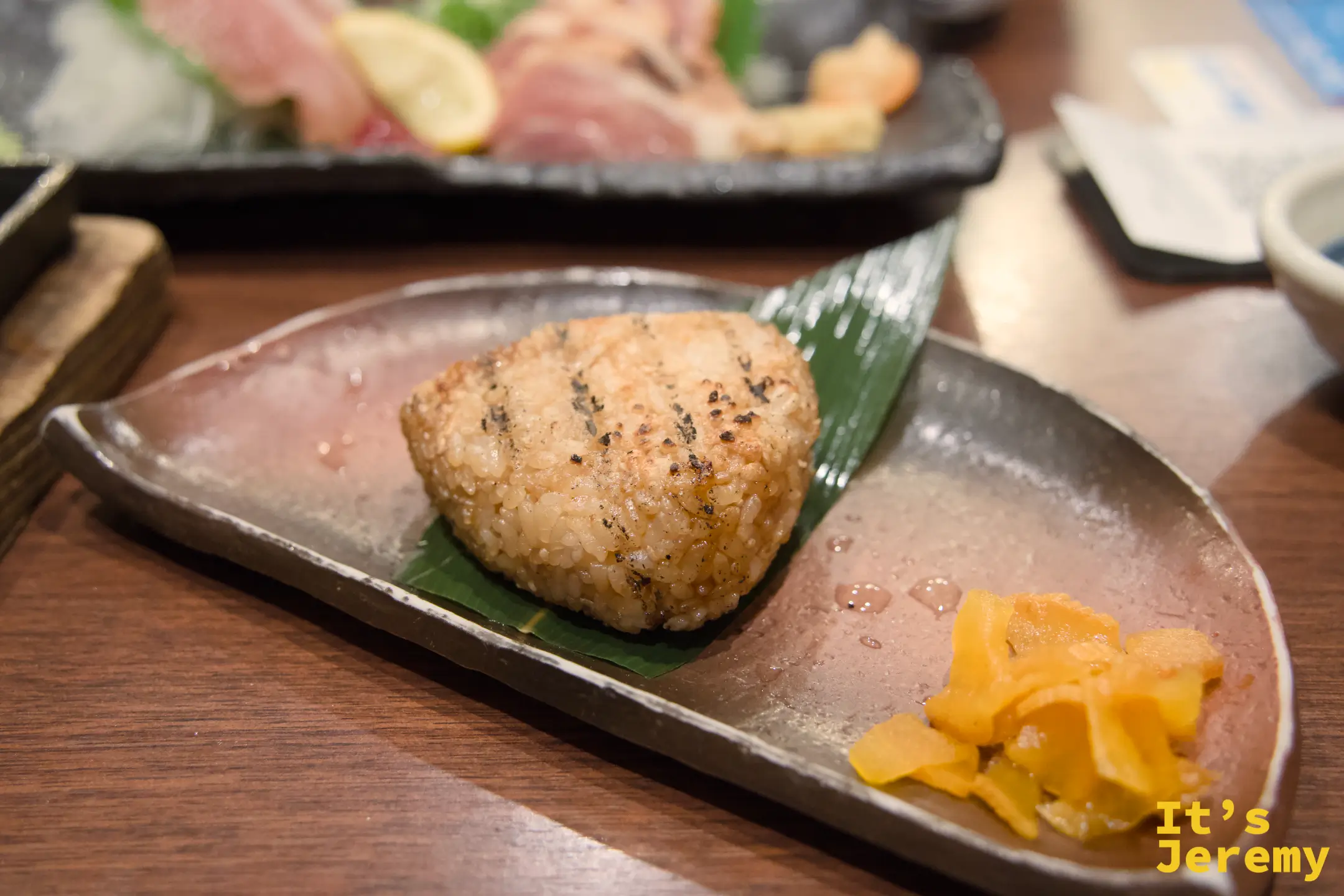 焼おにぎり【九州醤油】:炭烤飯糰表面焦香,配漬物盛在船形銀盤