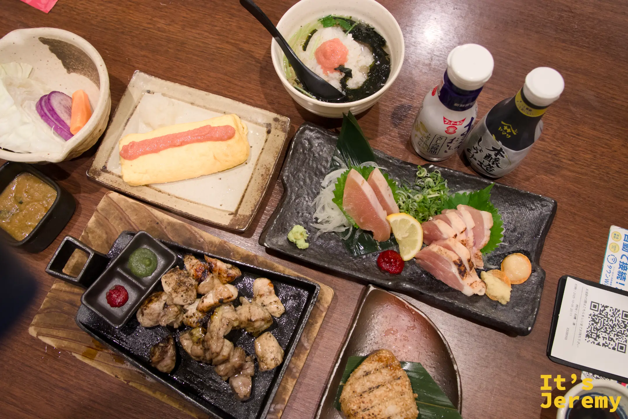 桌上所有料理的俯視全景：玉子燒、薩摩地雞たたき、鶏天、お茶漬け與焼おにぎり一字排開