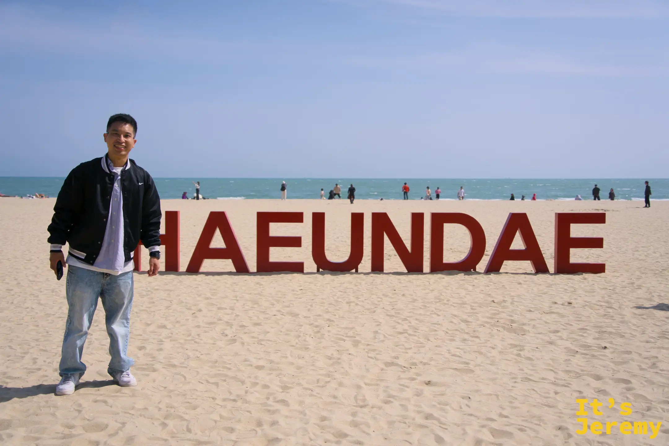 暗紅色的 HAEUNDAE 立體字，海雲台沙灘打卡率最高的地標
