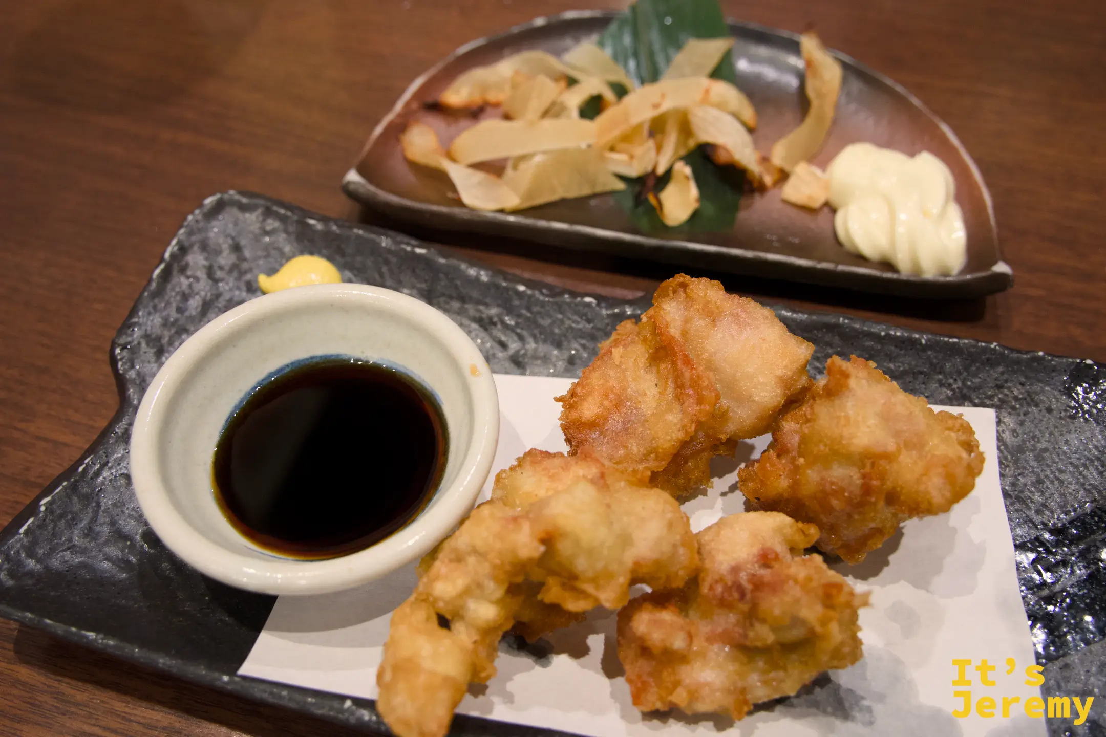大分名物 鶏天(前)與エイヒレの炙り焼(後)同時上桌:一炸一炙,各有各的酒肴邏輯