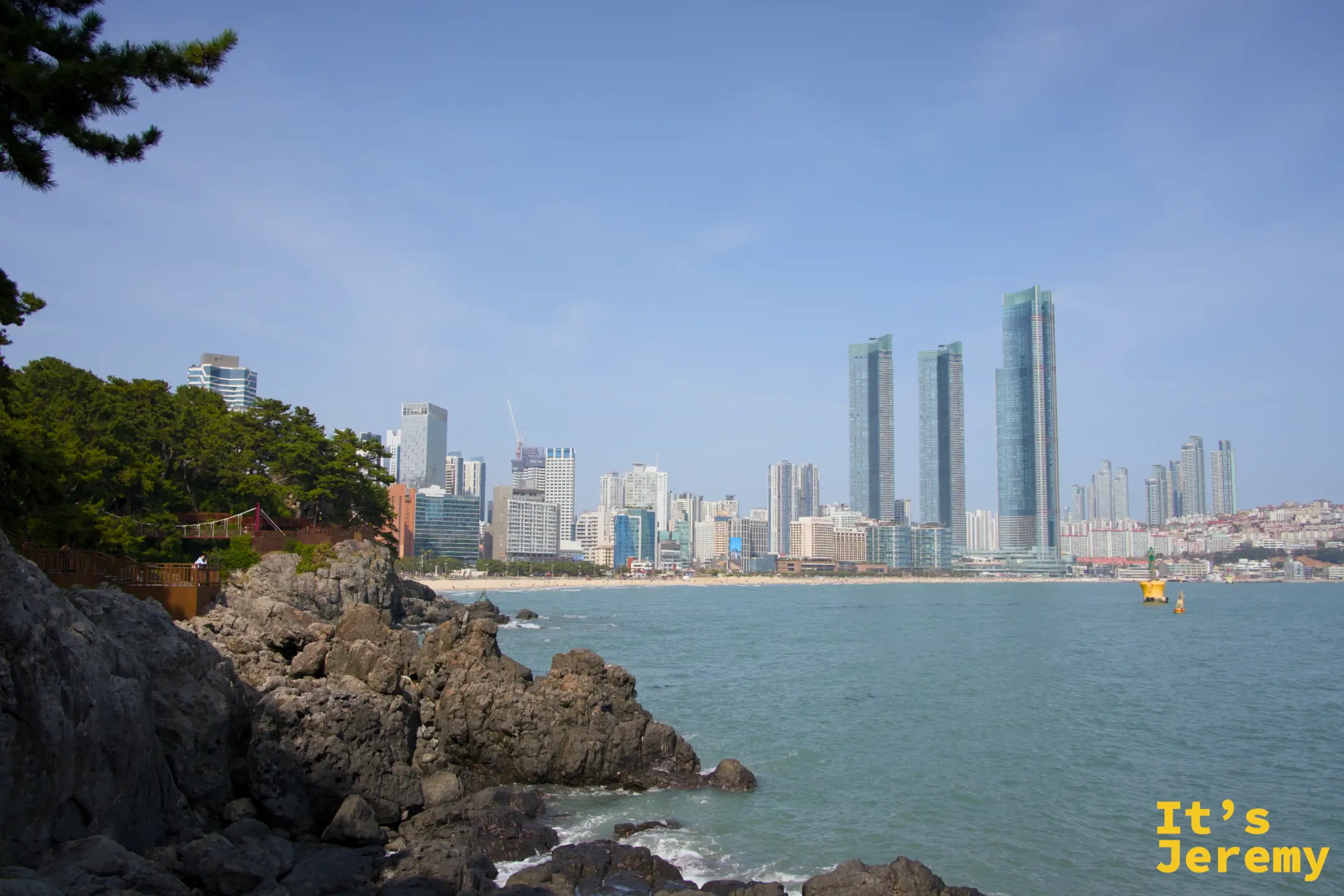 冬柏島岩石海岸遠眺海雲臺 Marine City 高樓天際線