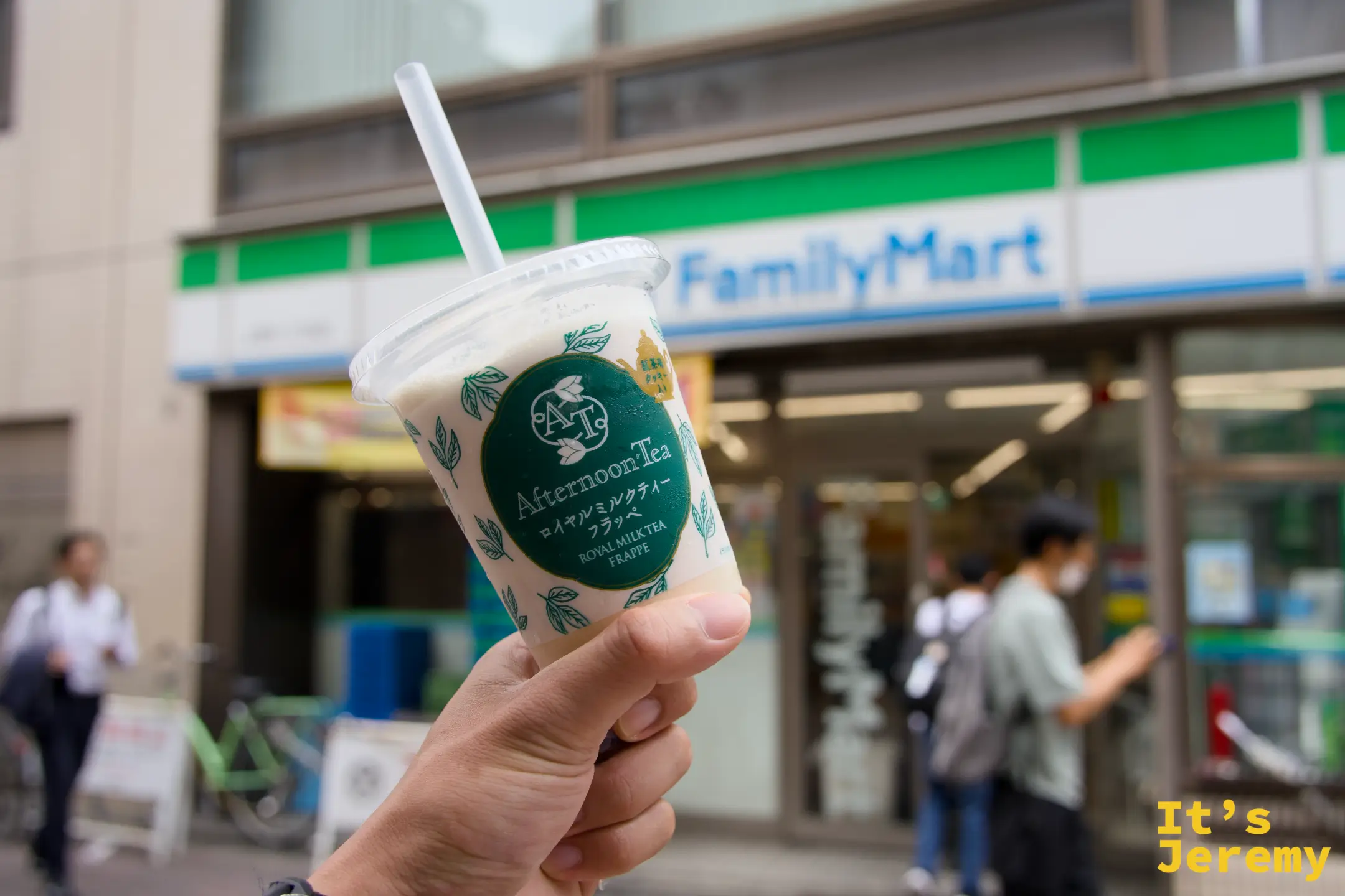 FamilyMart 前,手持 Afternoon Tea Royal Milk Tea Frappe,上野的早晨街景