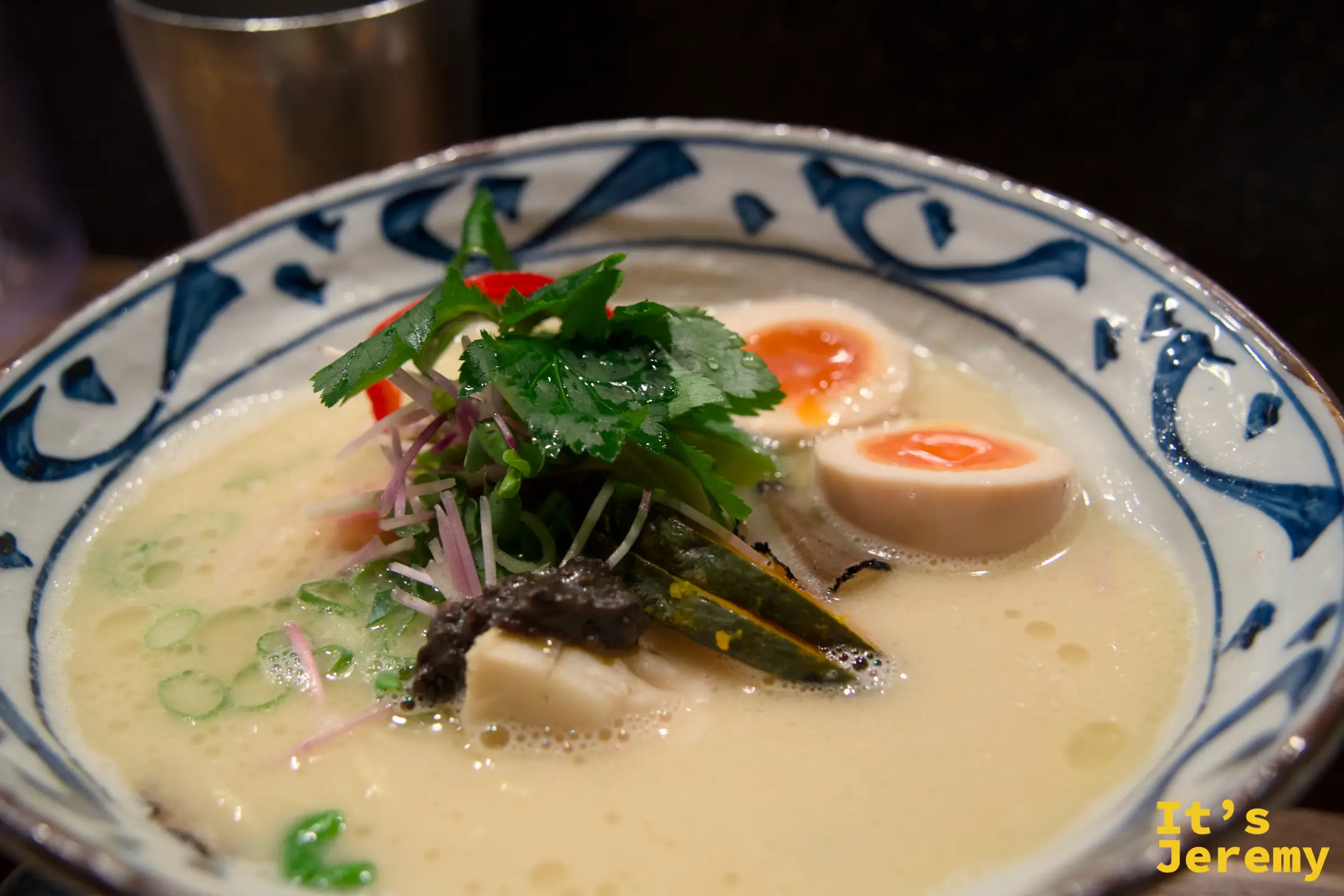 鶏白湯松露 Soba 特寫：乳白濃湯盛在藍白染付碗中，配料整齊排列