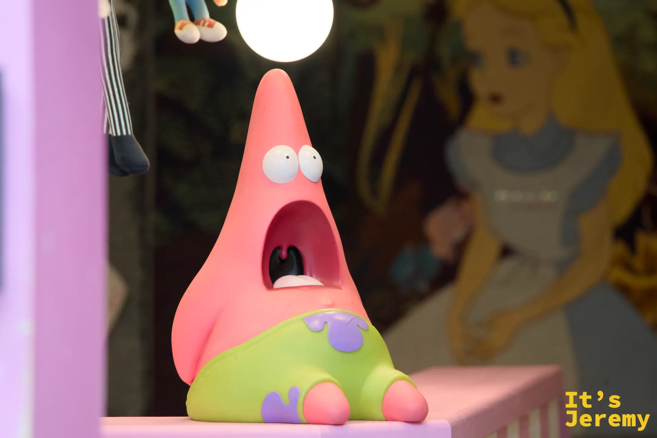 派大星(Patrick Star)驚嚇臉的大型公仔配上後方愛麗絲夢遊仙境牆面彩繪,분홍이네的邏輯就是:所有你喜歡的角色全部擠進同一個粉色空間
