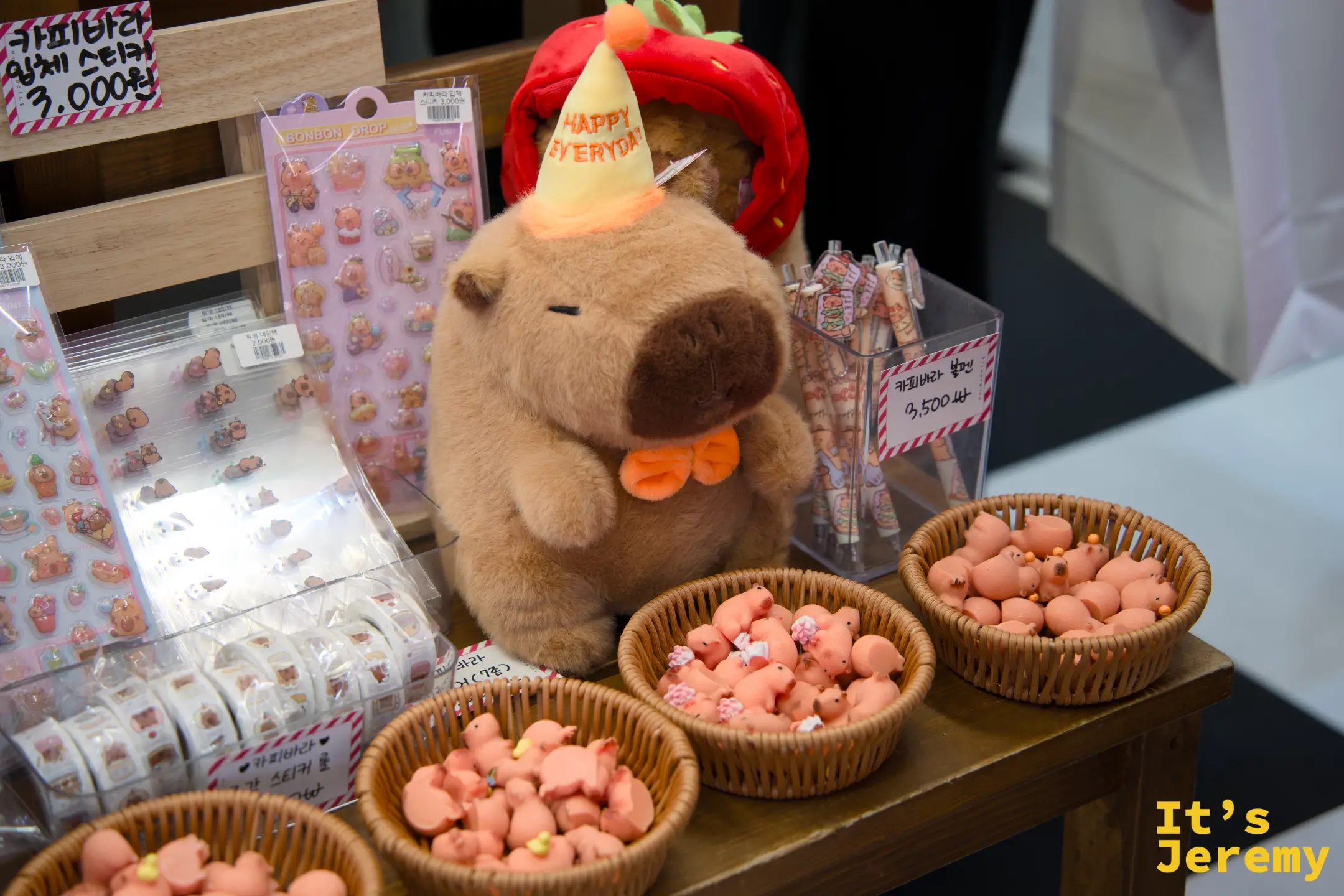 카피바라(水豚)主題展示台:戴著生日帽的水豚大公仔居中鎮場,周圍是水豚貼紙和小公仔——분홍이네裡最容易讓人掏錢的一個角落