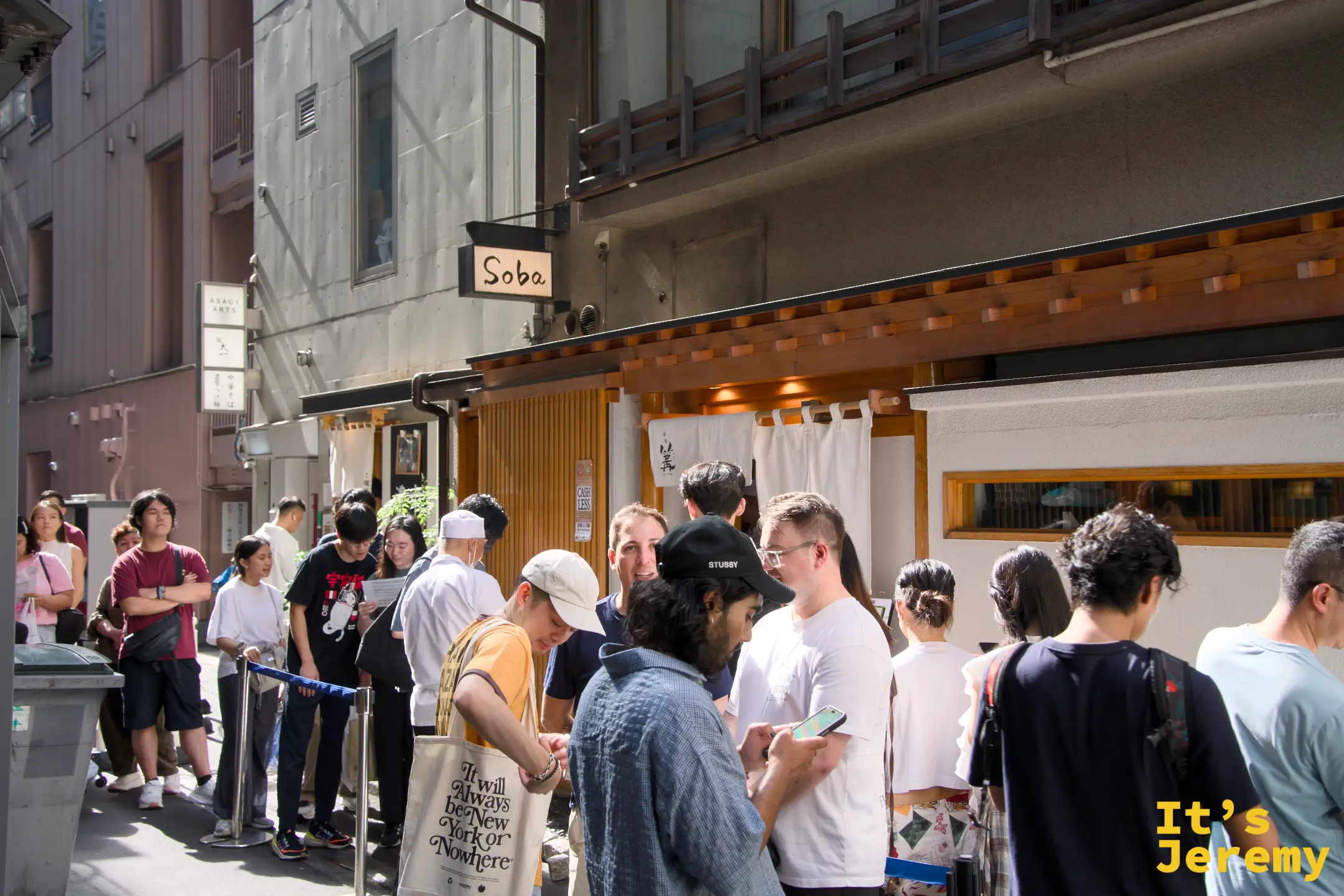 白天人潮湧現，排隊隊伍延伸到巷口的「Soba」招牌下