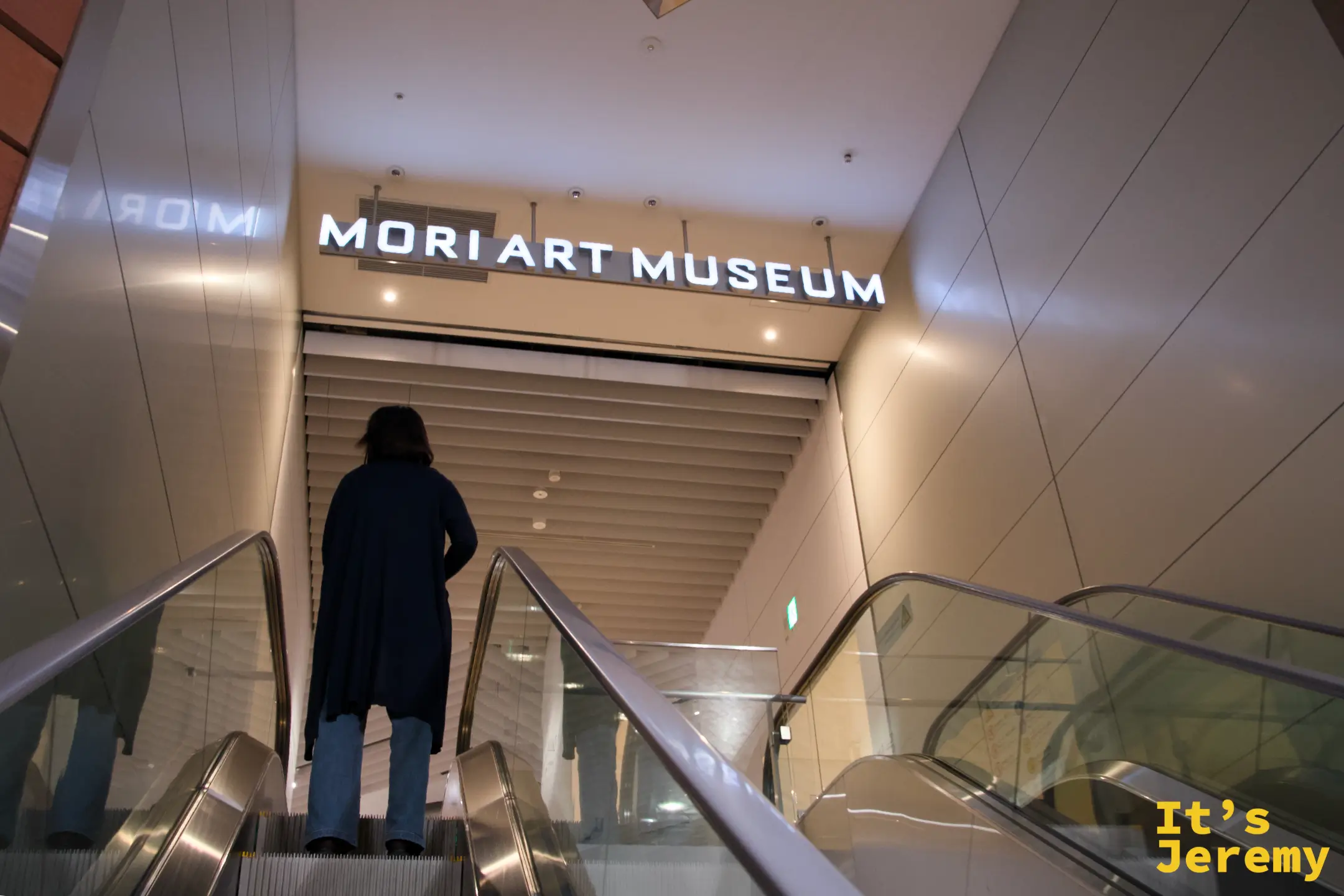 搭手扶梯進入 53 樓，MORI ART MUSEUM 字樣在走道盡頭亮起