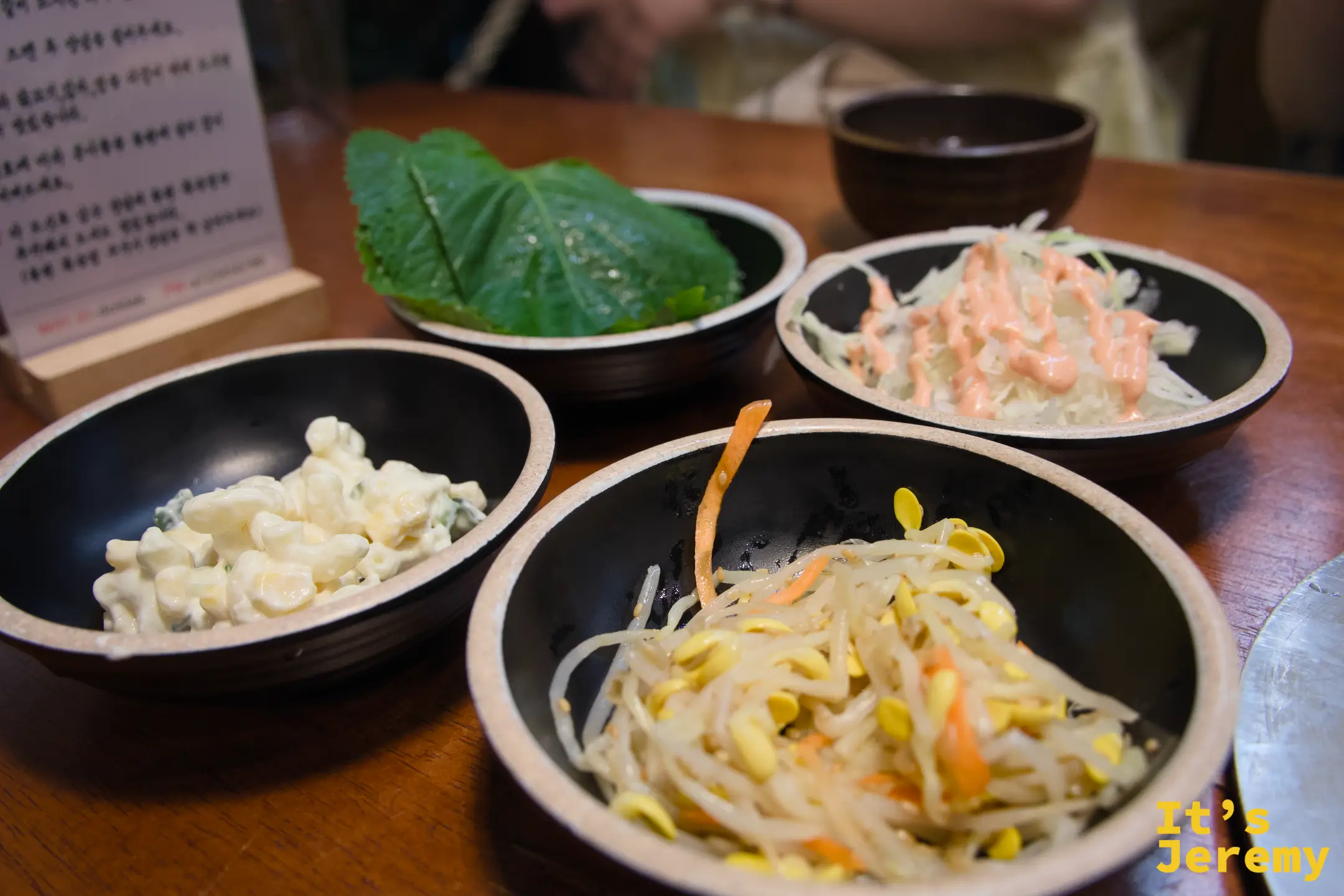 四碟免費小菜：豆芽玉米、通心粉沙拉、高麗菜沙拉、芝麻葉