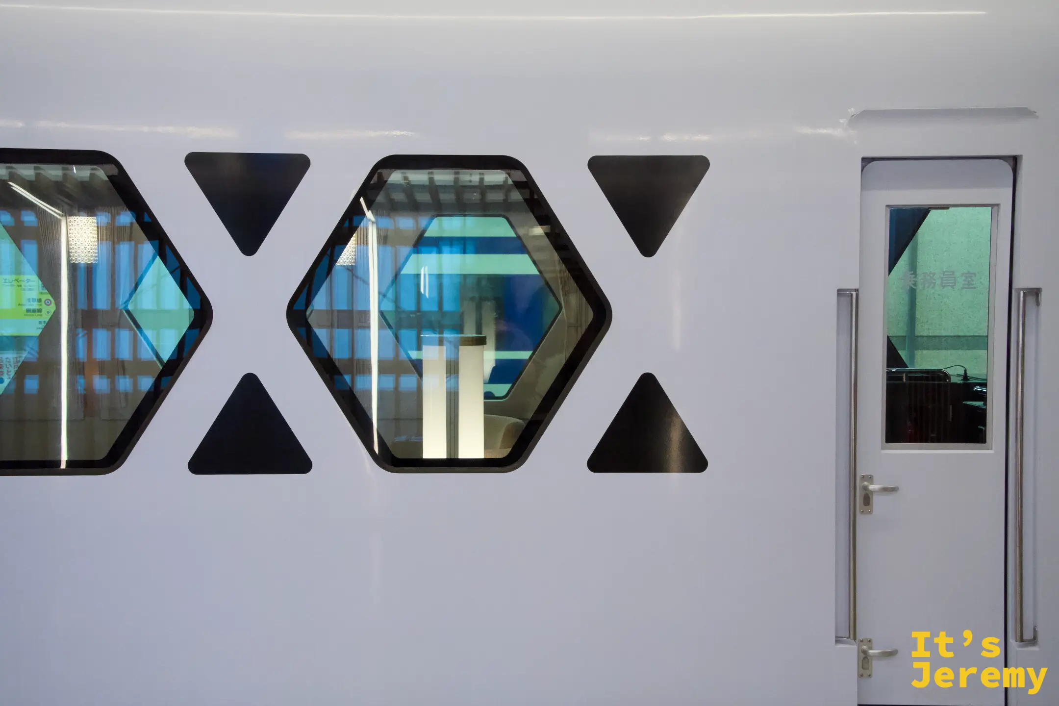 SPACIA X 車身側面六角形窗戶設計特寫