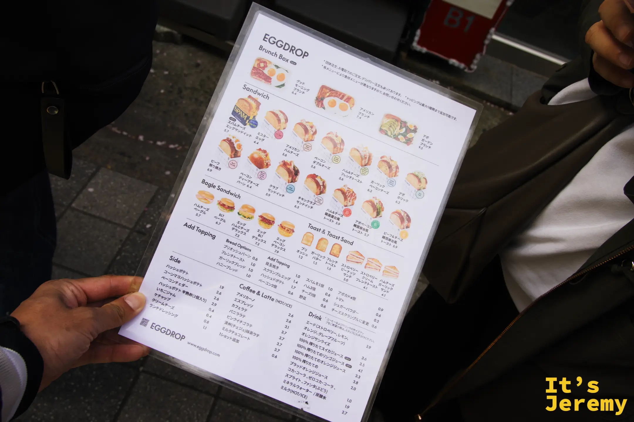 一名顧客在門口研究日文版菜單，Brunch Box、Sandwich、Bagel 等類別清楚分區