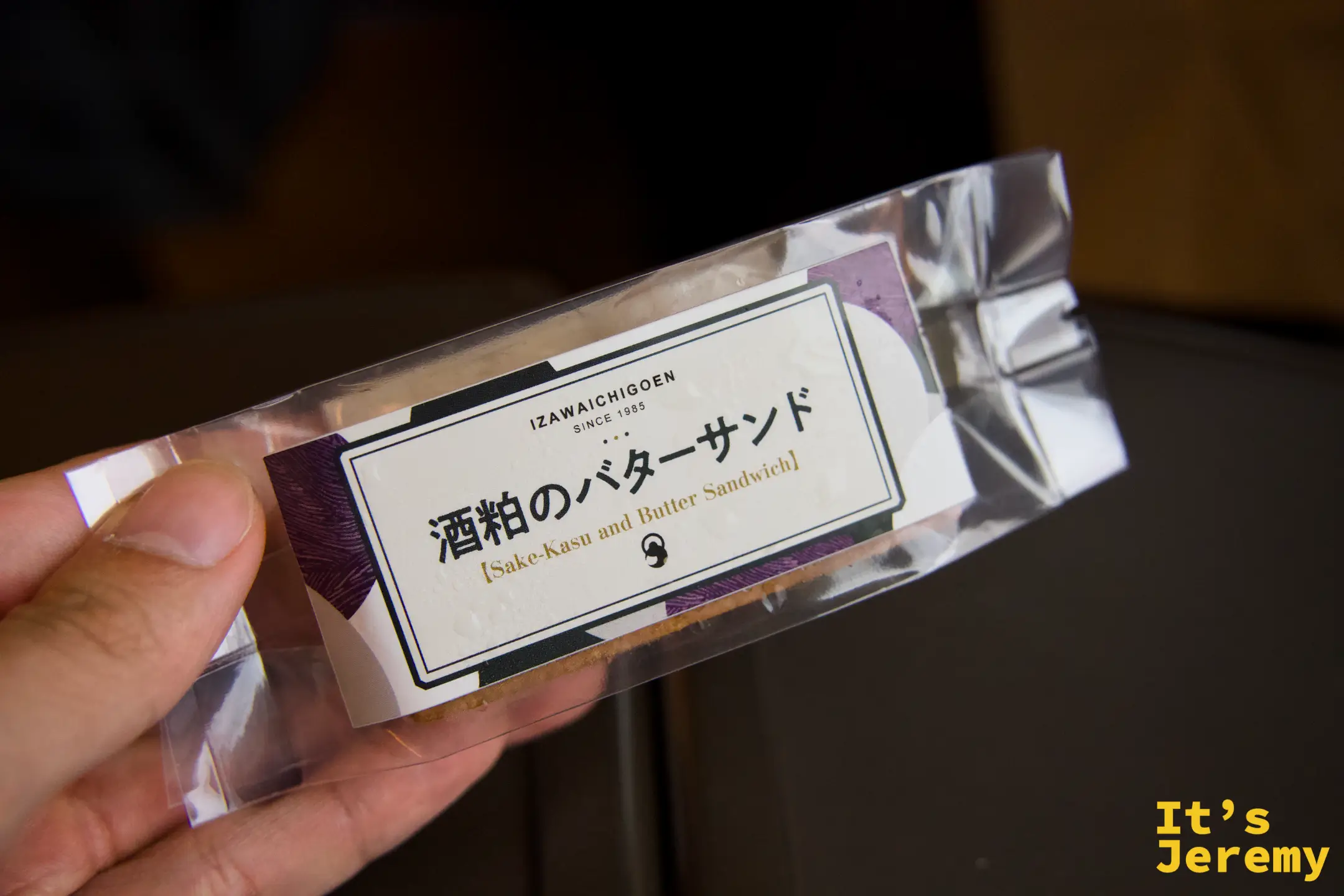 手持酒粕バターサンド包裝正面（IZAWAICHIGOEN，Sake-Kasu and Butter Sandwich）
