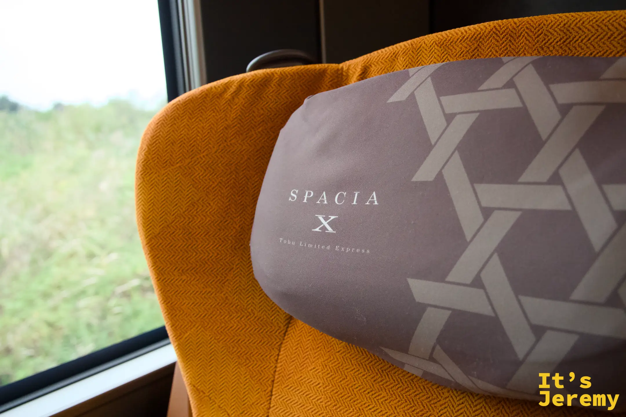 SPACIA X 車內頭枕，印有「SPACIA X / Tobu Limited Express」字樣