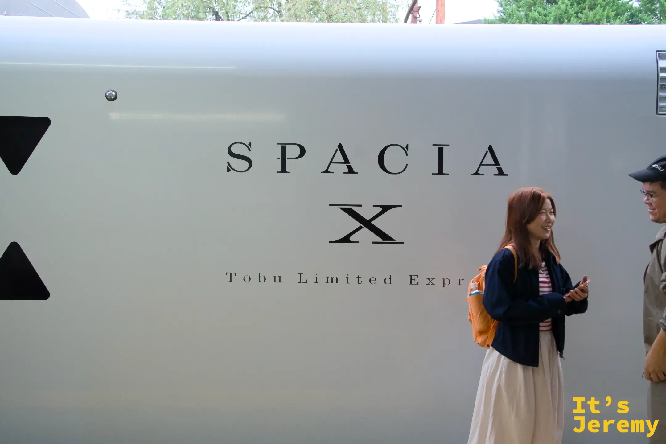 SPACIA X 停靠東武日光站月台，列車側面清晰可見
