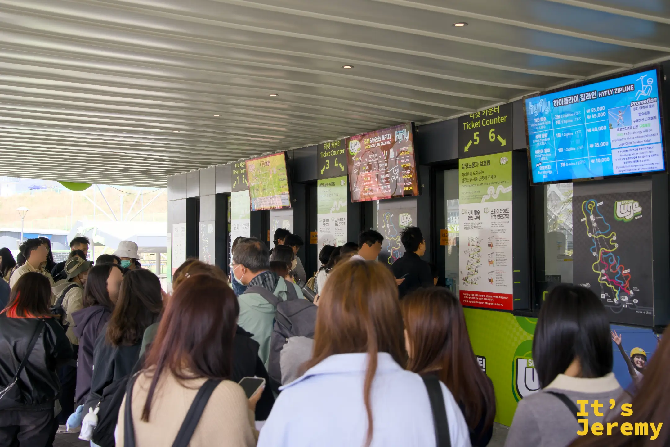假日上午的售票區，六個 Ticket Counter 窗口全部開放，但人龍已從窗口延伸到廣場外