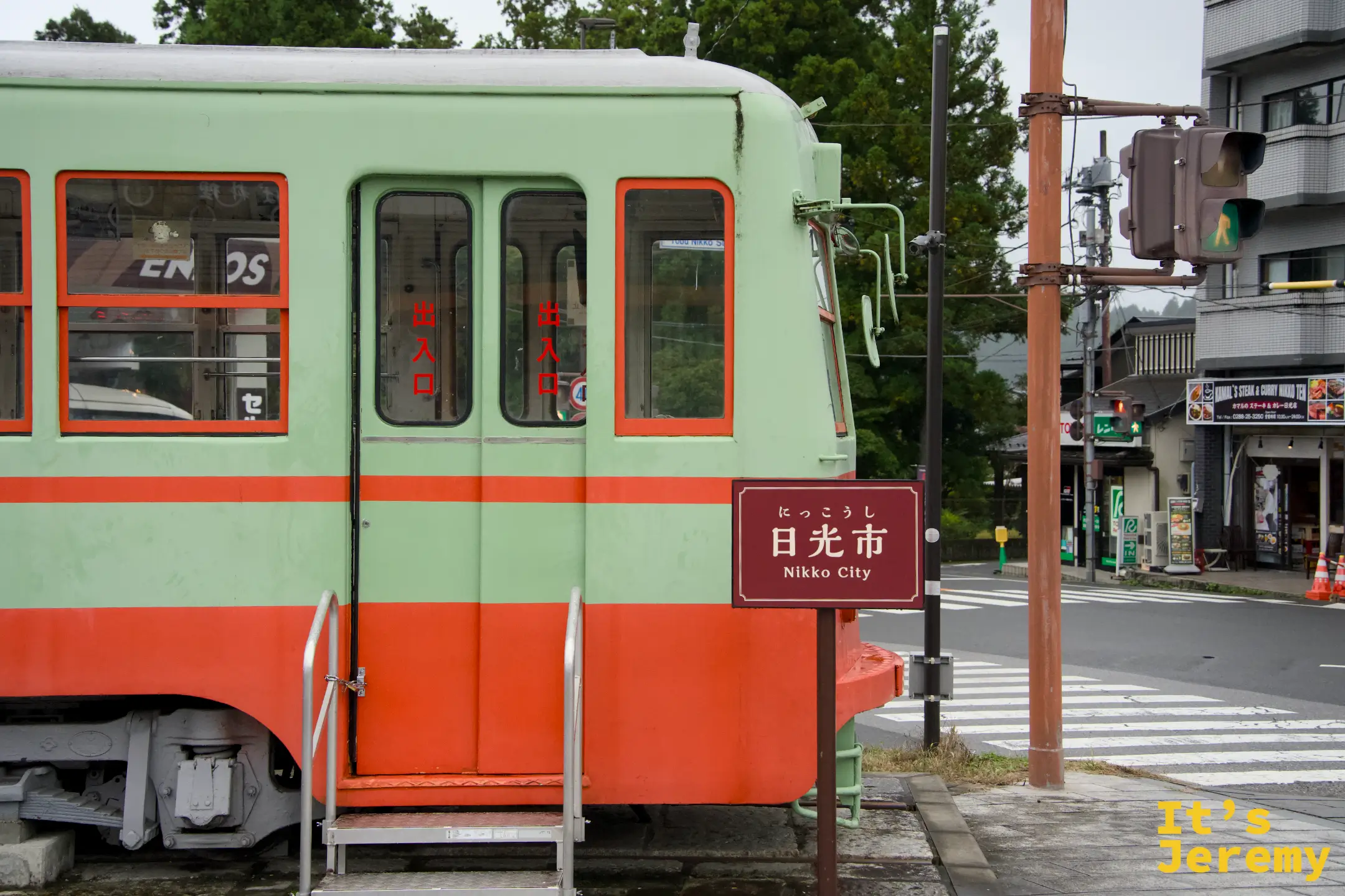 東武日光站附近，近距離拍綠橙公車與路牌