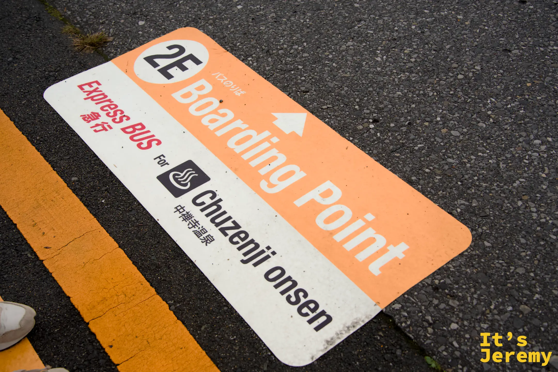 地面「2E Boarding Point Express BUS for Chuzenji onsen」乘車點標示