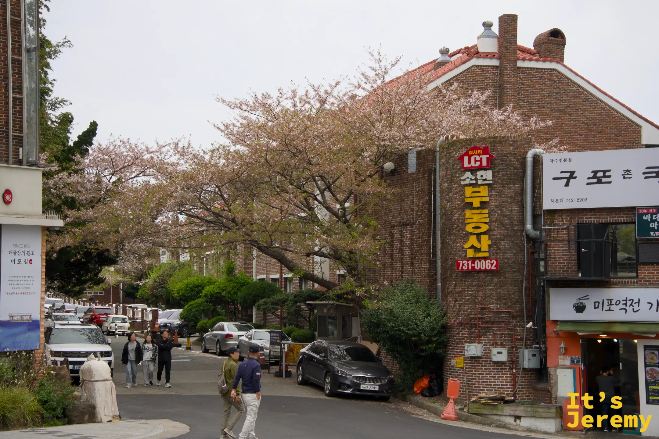 下午的海雲台,逛街的人和準備開工的店家交錯
