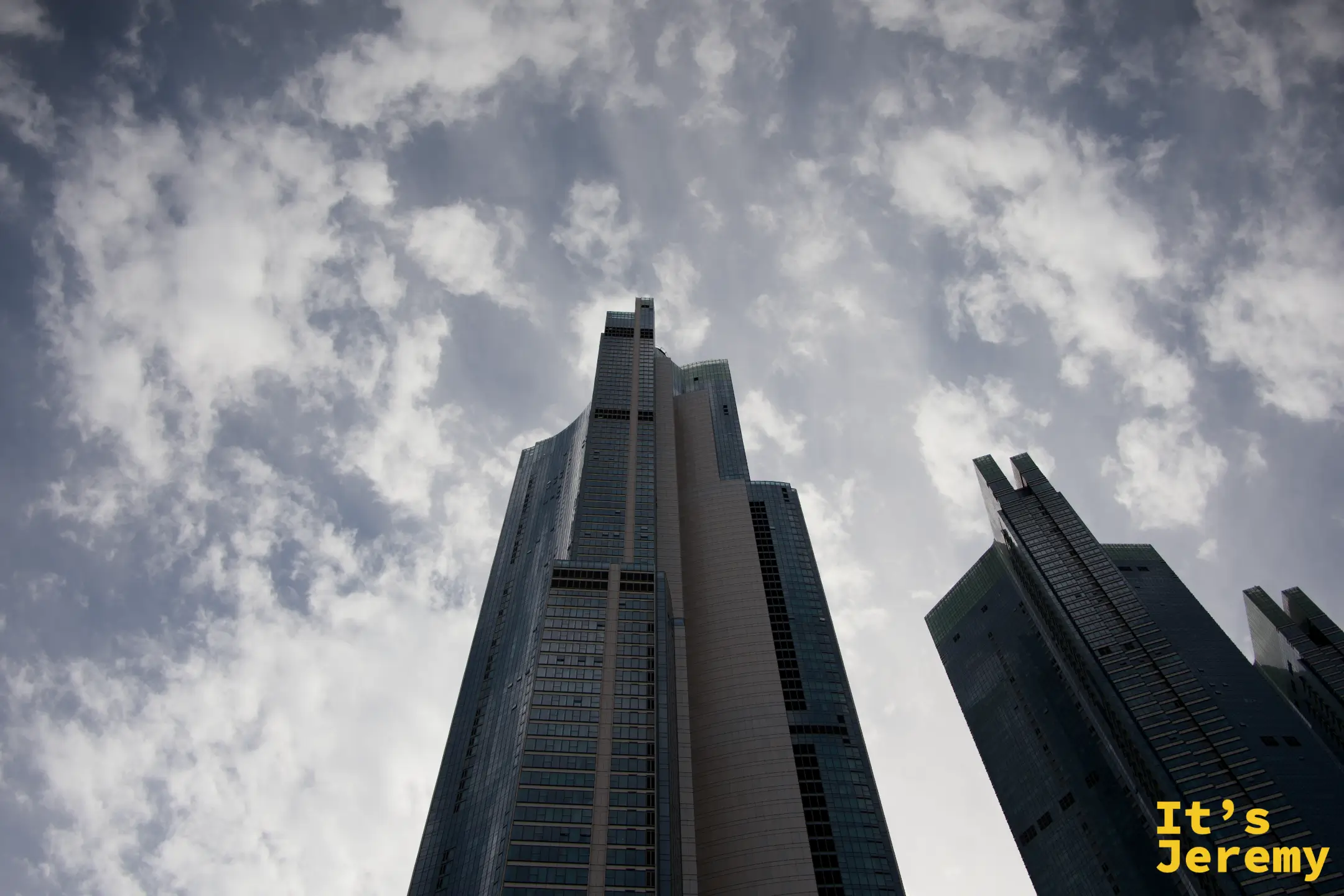海雲台的巷弄街景,陽光斜打在建築立面上