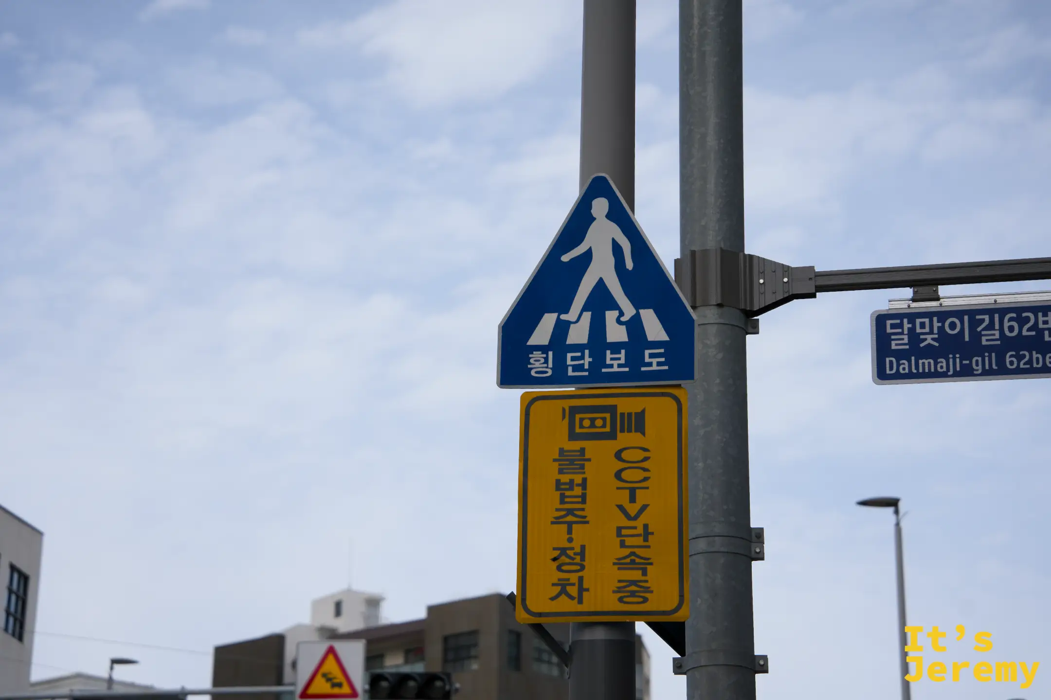 快到大海鮑魚粥的最後一段路,這條街開始有了市井的溫度