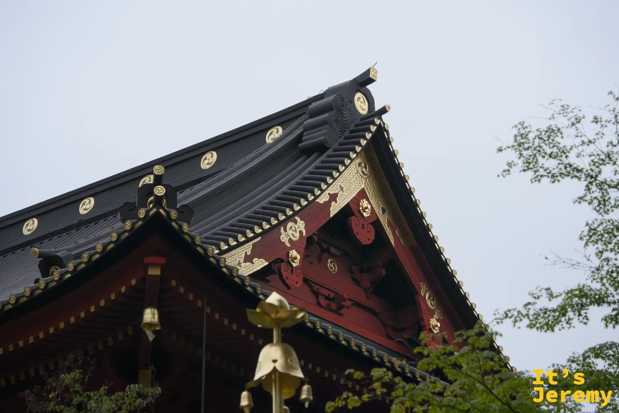 大猷院建築的屋頂端角，黑色瓦片上密佈葵紋圓章，金色裝飾收在屋脊端點
