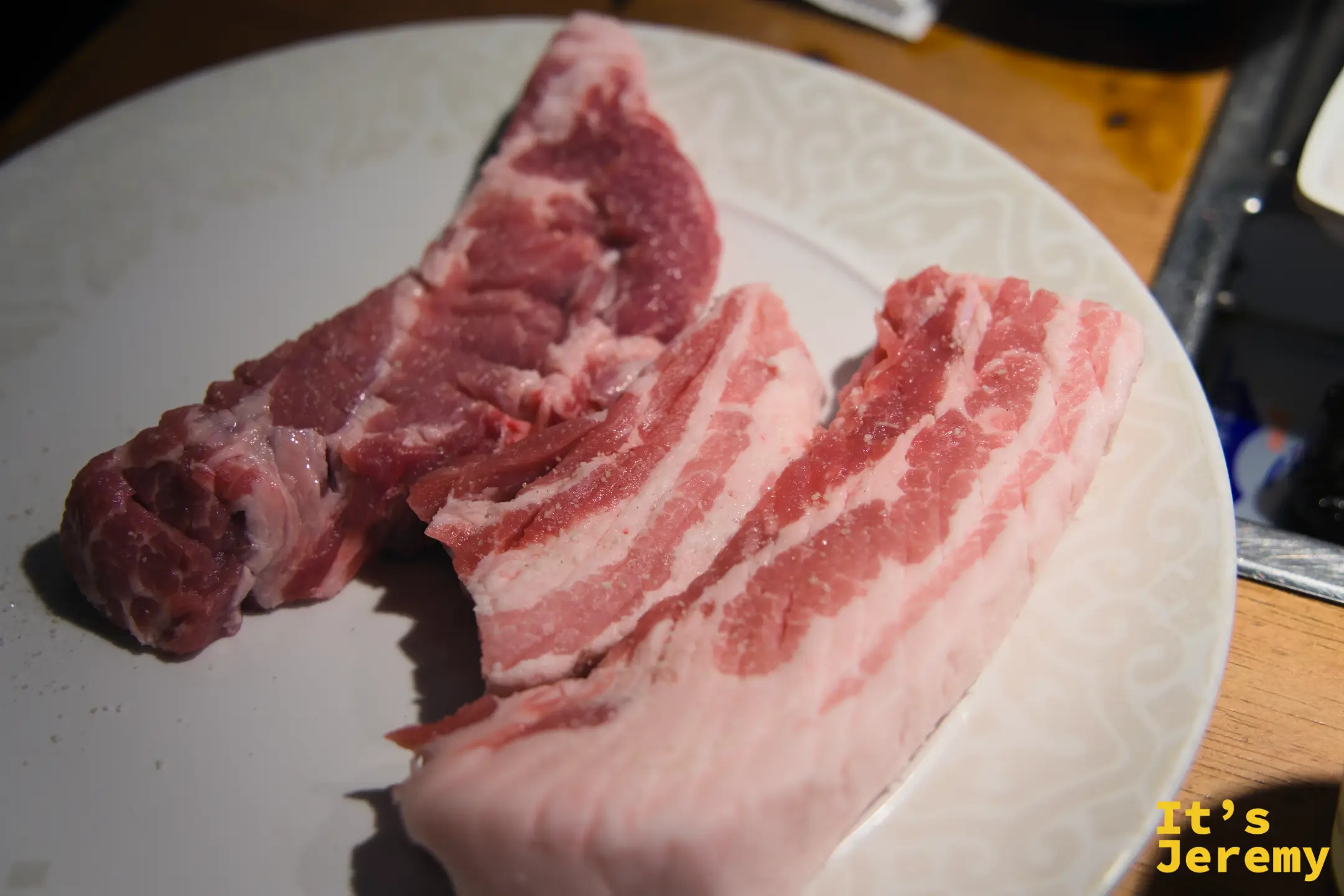 熟成生五花與特級梅花肉，粉嫩油花清晰可見，是整頓飯的主角