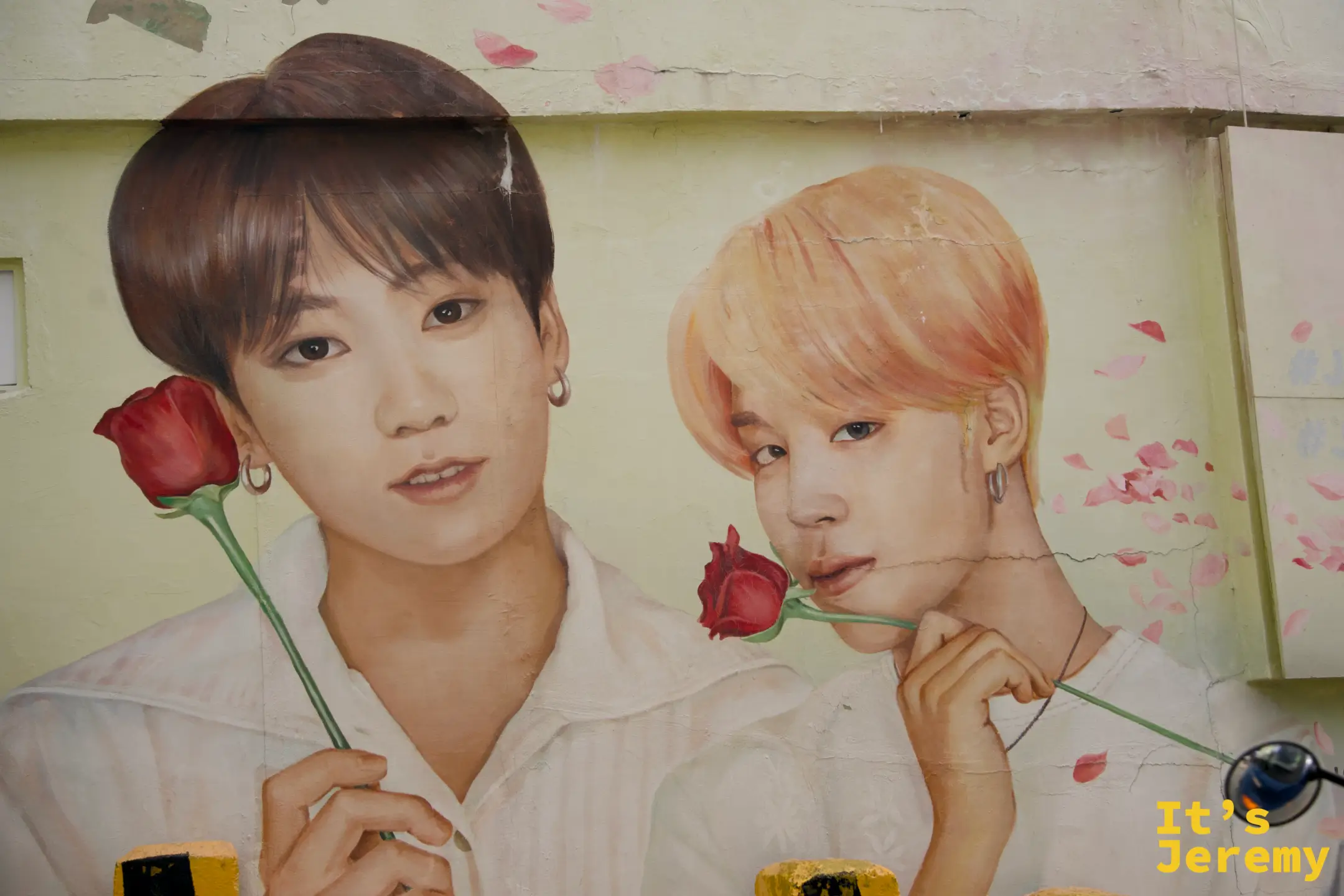 甘川洞巷弄壁畫，精緻描繪 BTS 兩位成員手持玫瑰