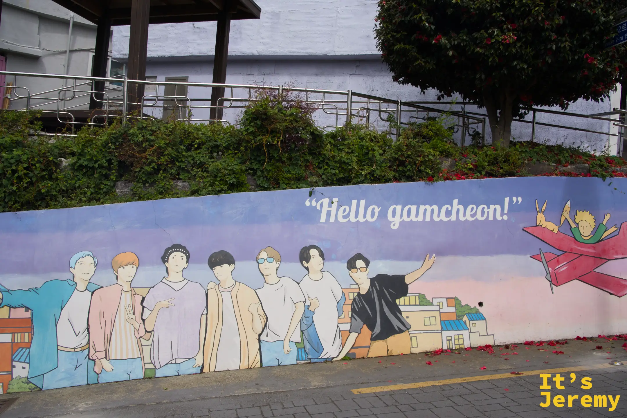 "Hello Gamcheon!" 壁畫，BTS 風格人物與小王子紙飛機同框