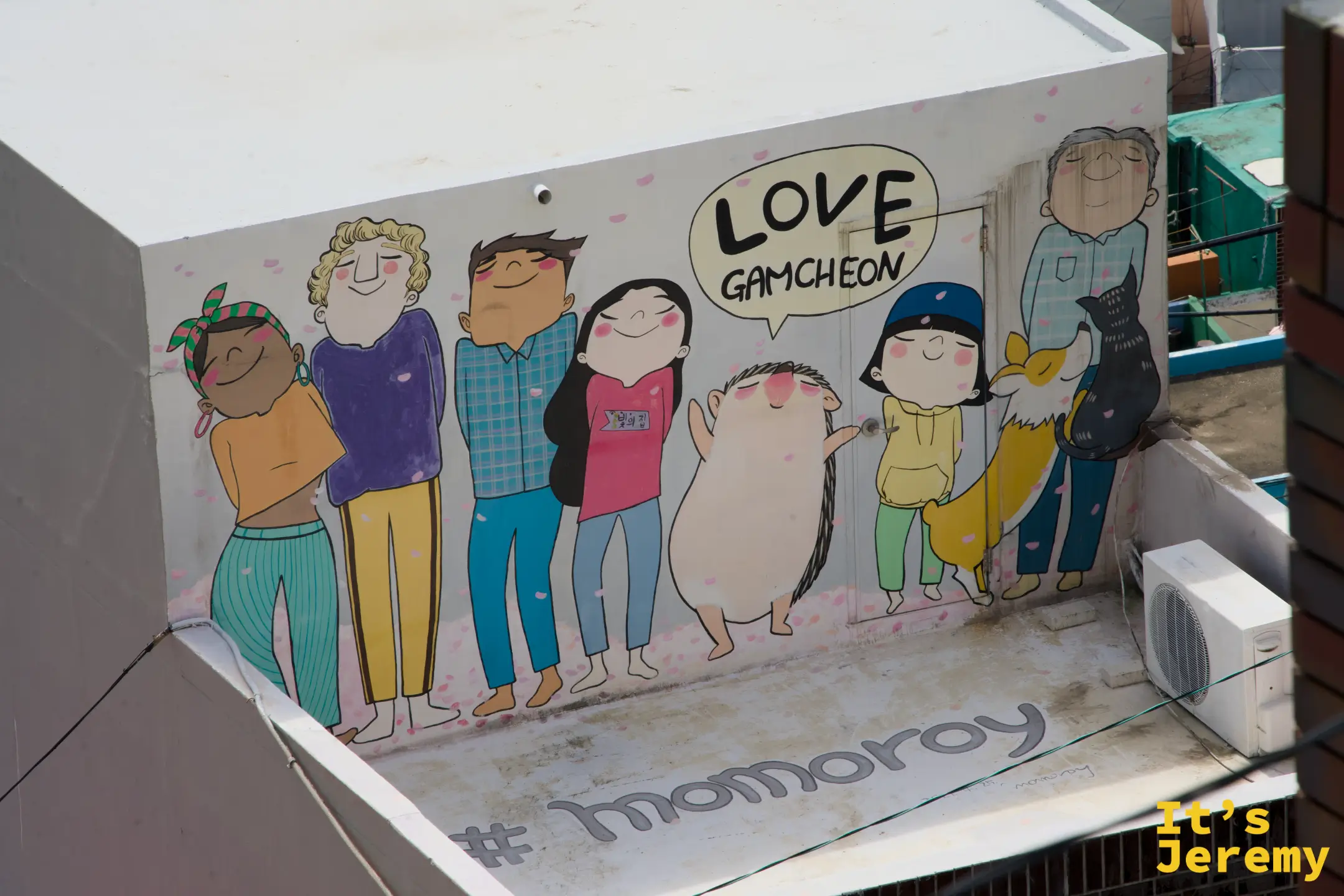 "Love Gamcheon" 可愛插畫壁畫，多國人物與動物圍在一起