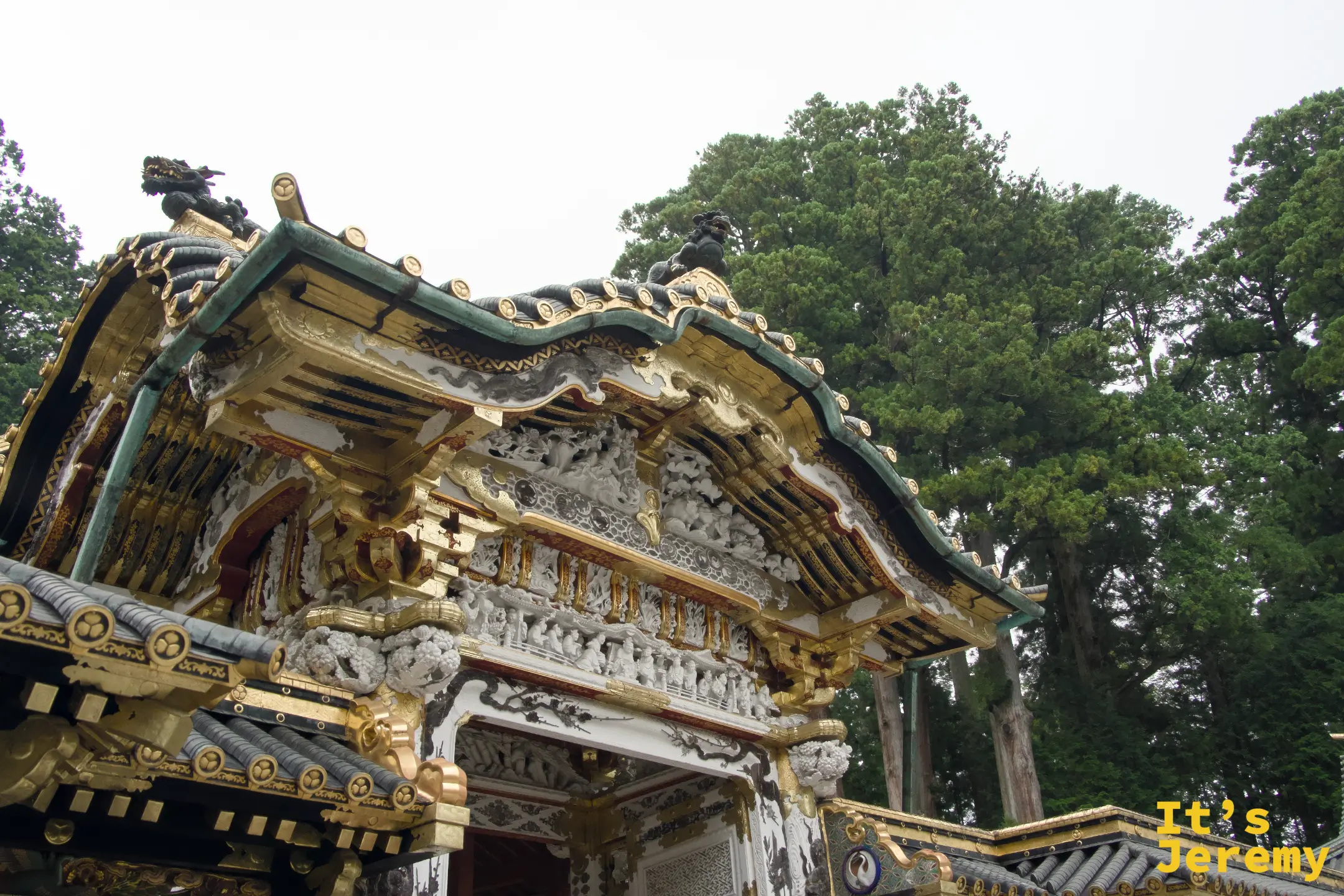 唐門（からもん）全景，白色與金色相間的立體雕刻覆蓋整個門身，密度極高