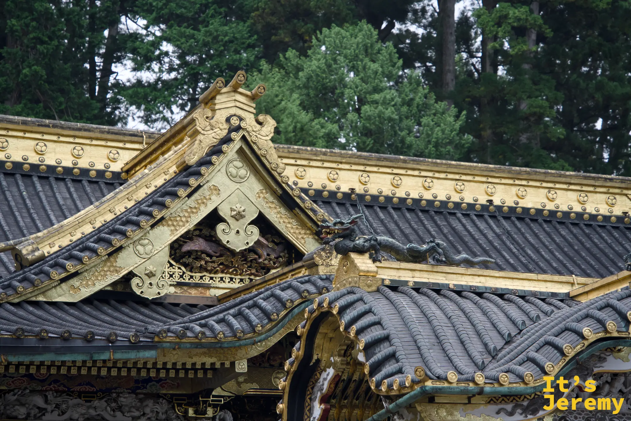 屋頂另一角度，龍形飾件從屋簷探出，後方是多層屋脊線疊加