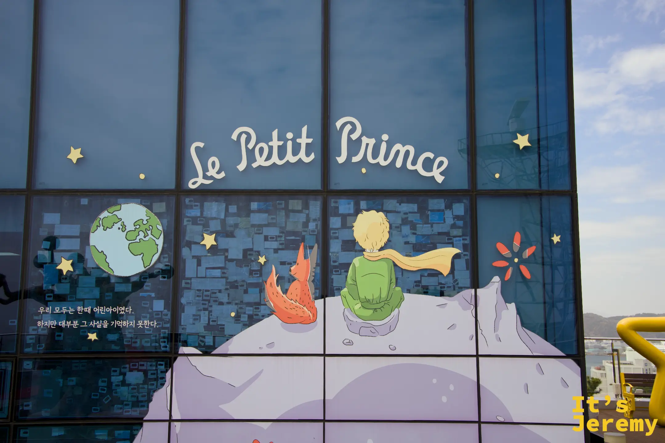 松島天空公園的小王子 Le Petit Prince 玻璃帷幕牆，畫著小王子與狐狸坐在星球上