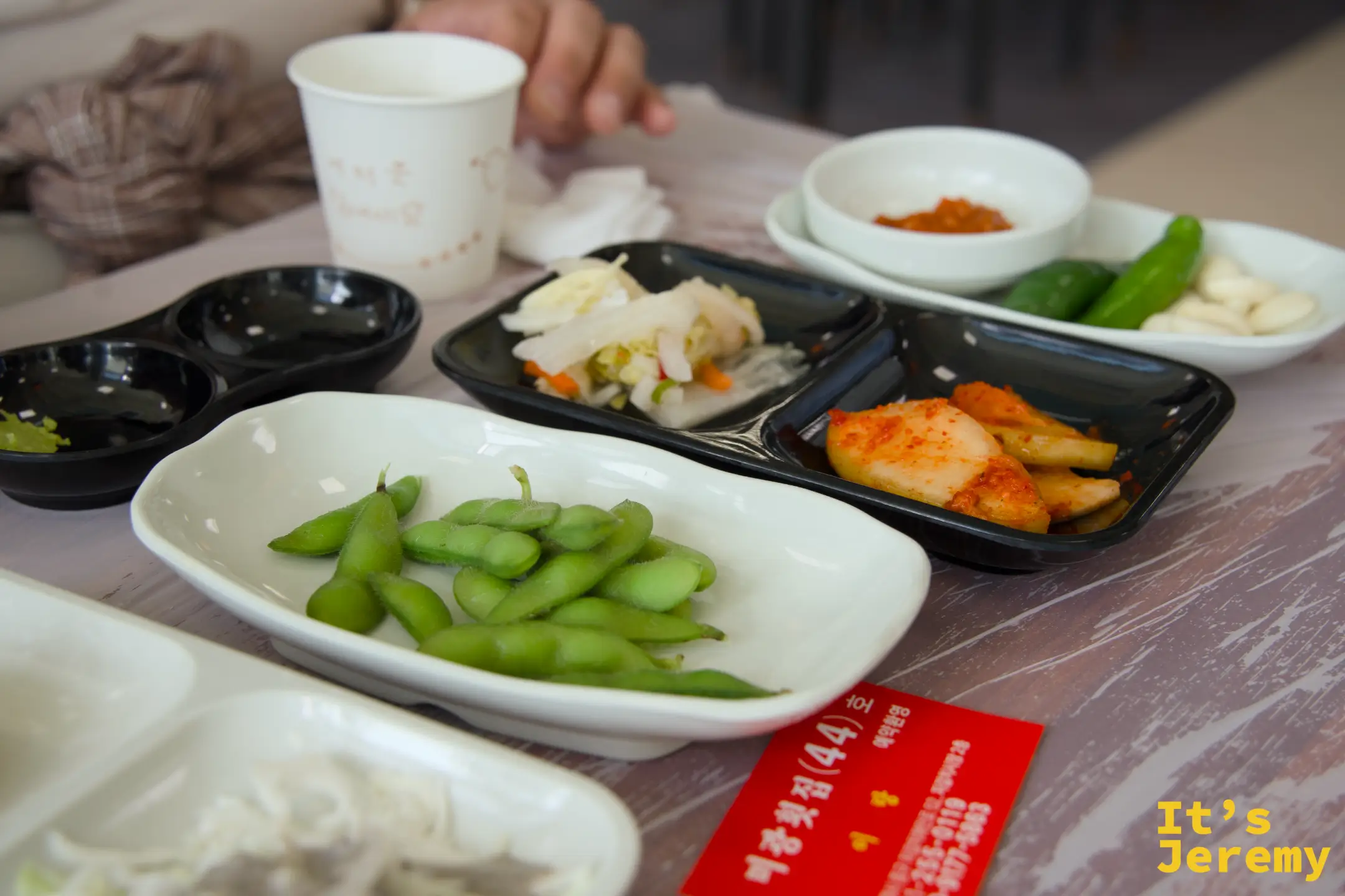 入座後的小菜拼盤與攤位號碼名片