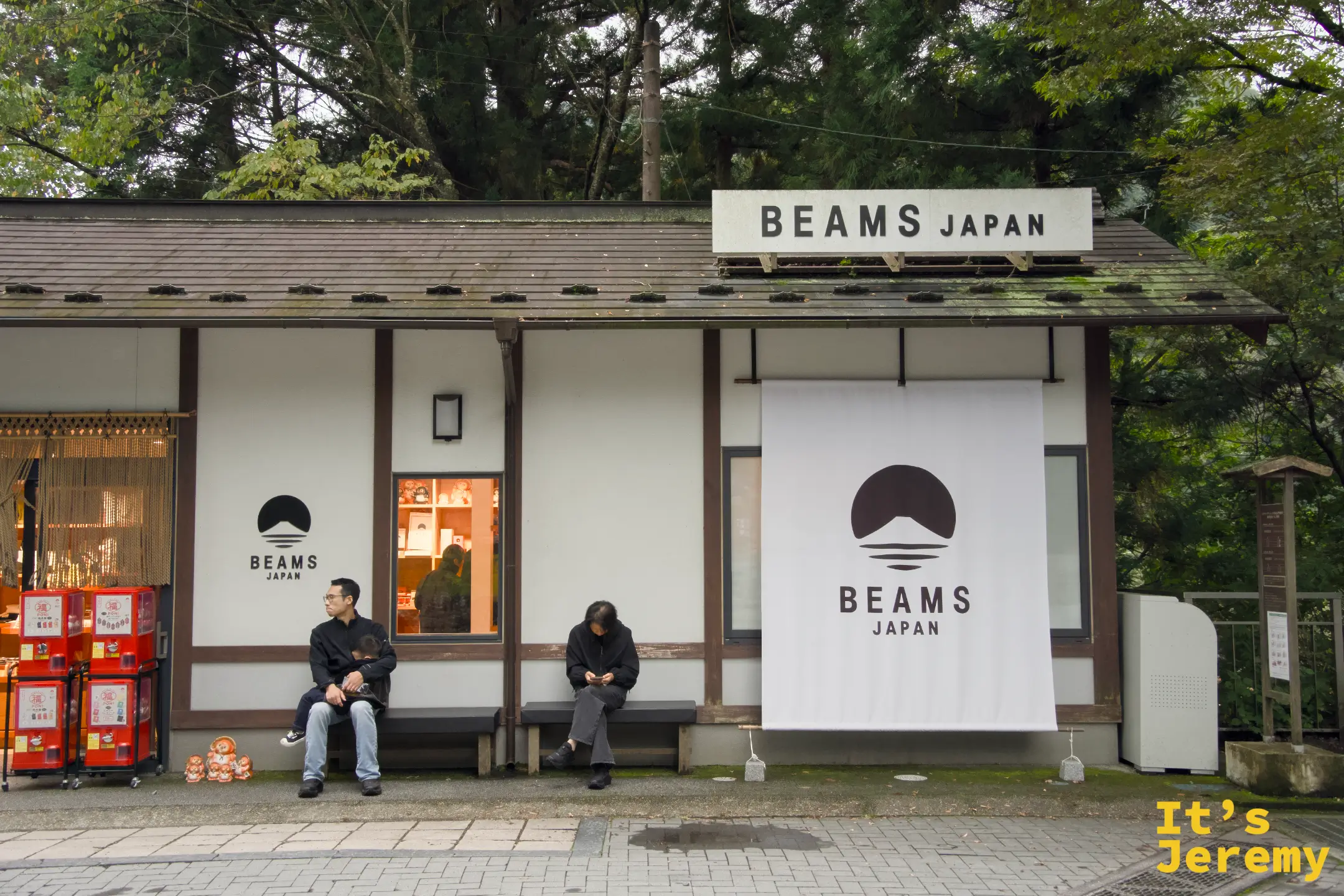 BEAMS JAPAN 日光店外觀，白牆建築，兩人坐在門外板凳
