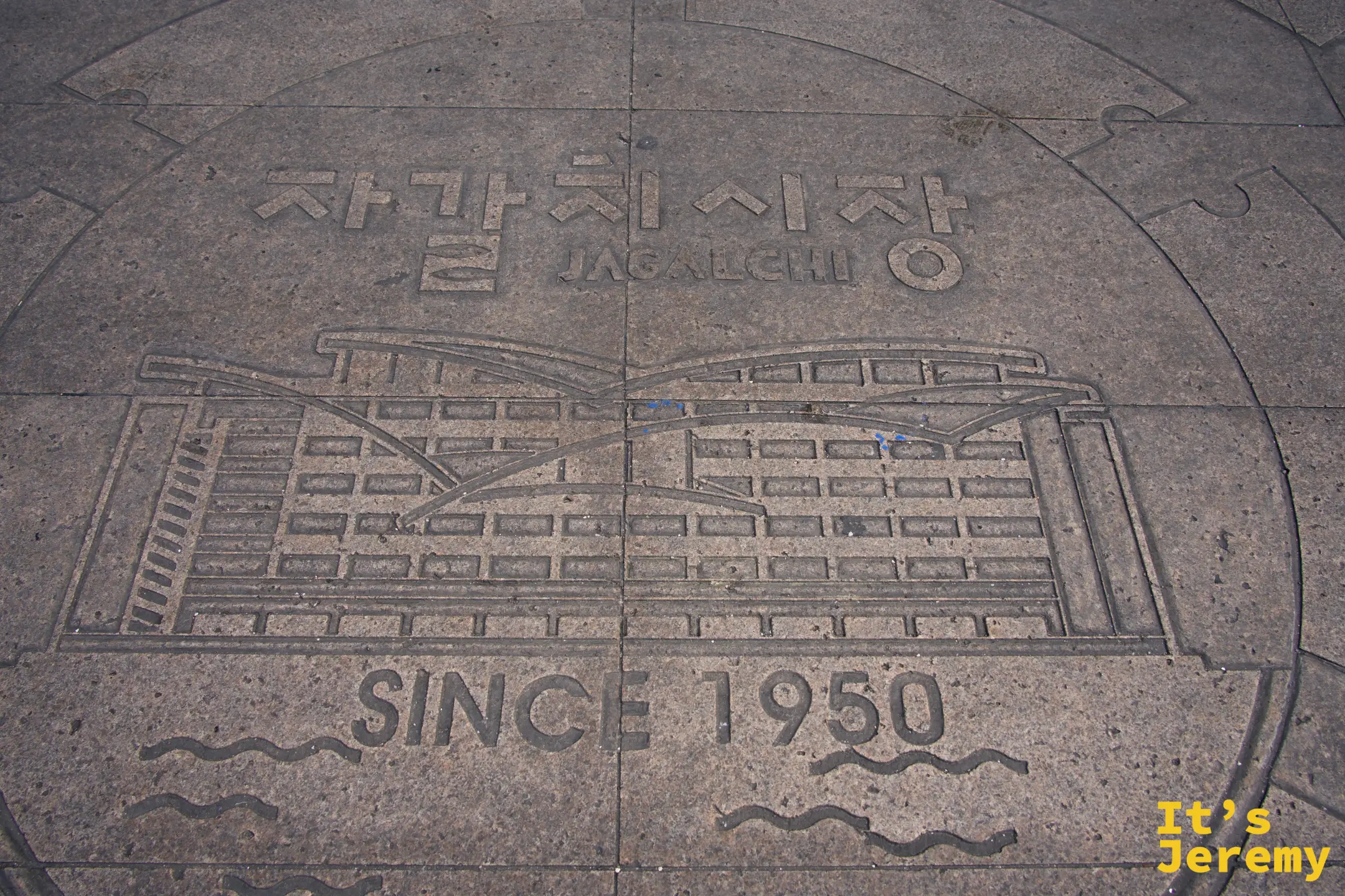 地面的 JAGALCHI SINCE 1950 石刻標誌